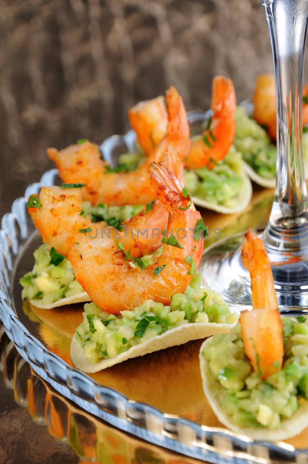 light snack of crisps with avocado filling and fried shrimp flavored with herbs.