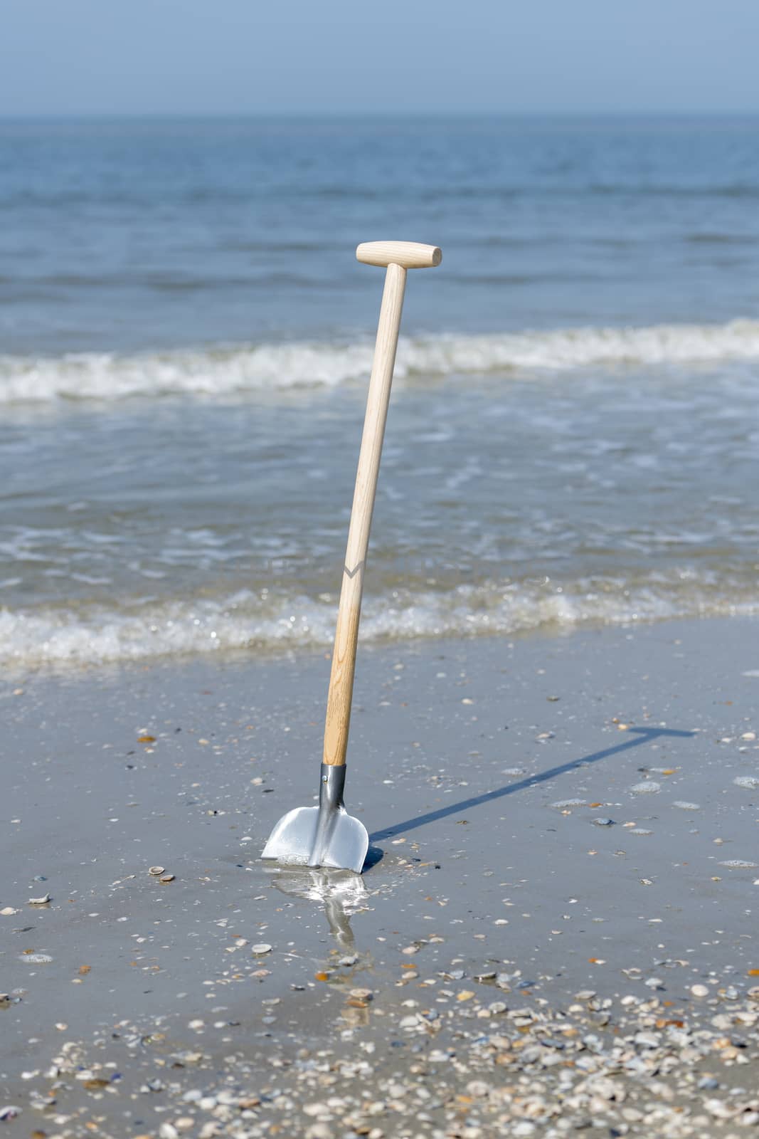 Shovel in the sand of a beach
 by Tofotografie