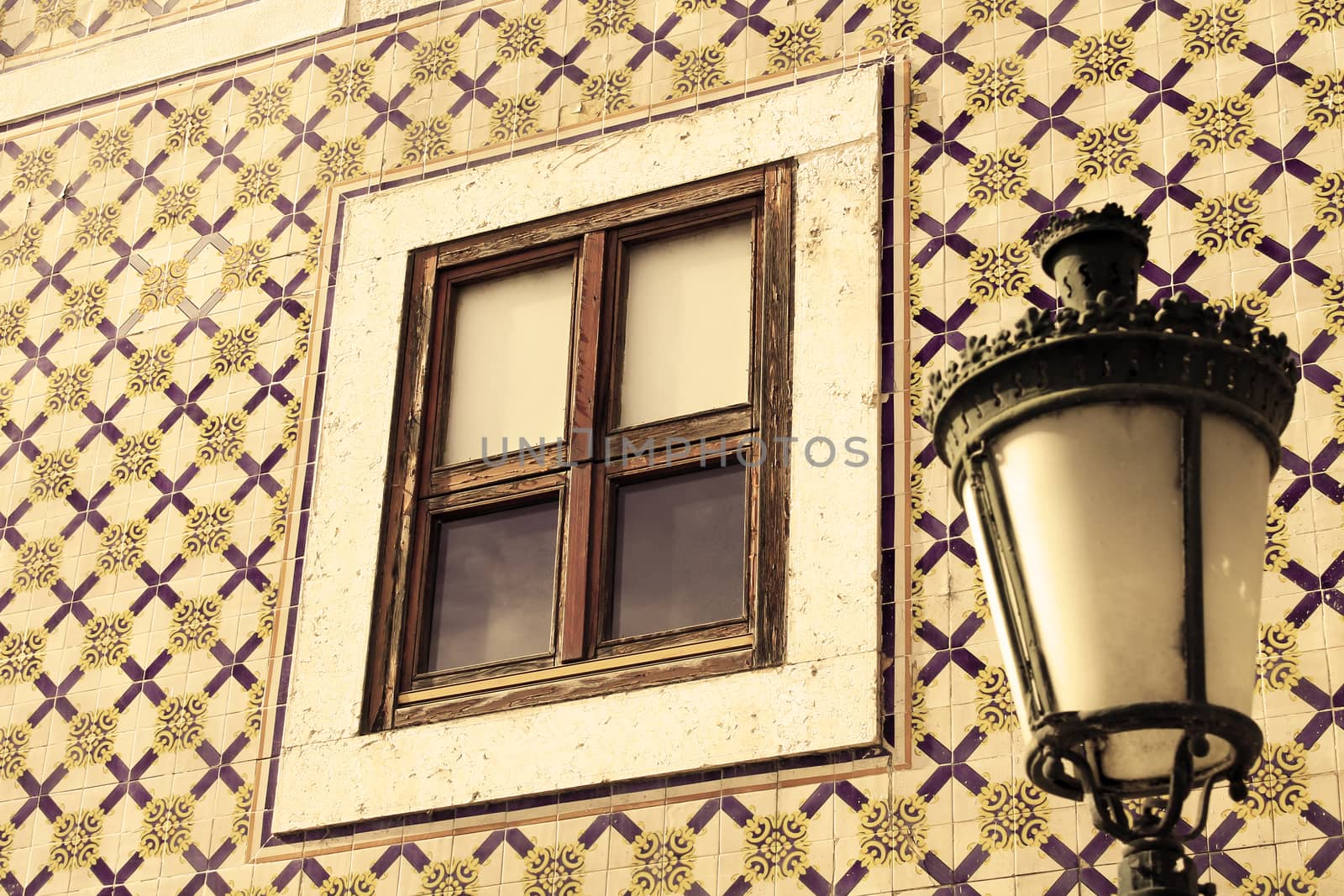 Portuguese house facade by lovecomunication