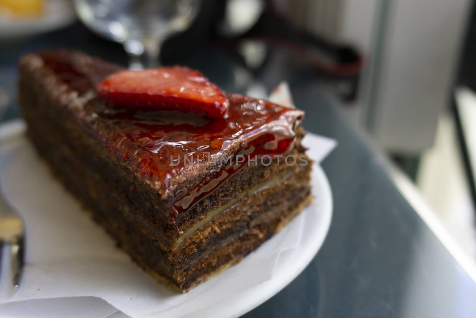 Chocolate cake with strawberries by lovecomunication