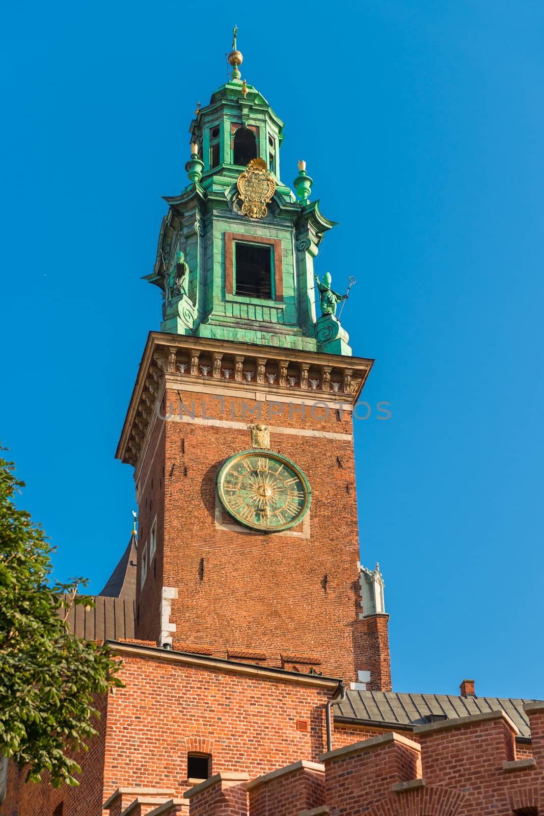 Wawel Castle is located on a hill at an altitude of 228 meters on the bank of the Vistula River in Krakow. From the 11th to the beginning of the 17th century, the Wawel Castle was the residence of Polish kings and was the center of the country's spiritual and political power.