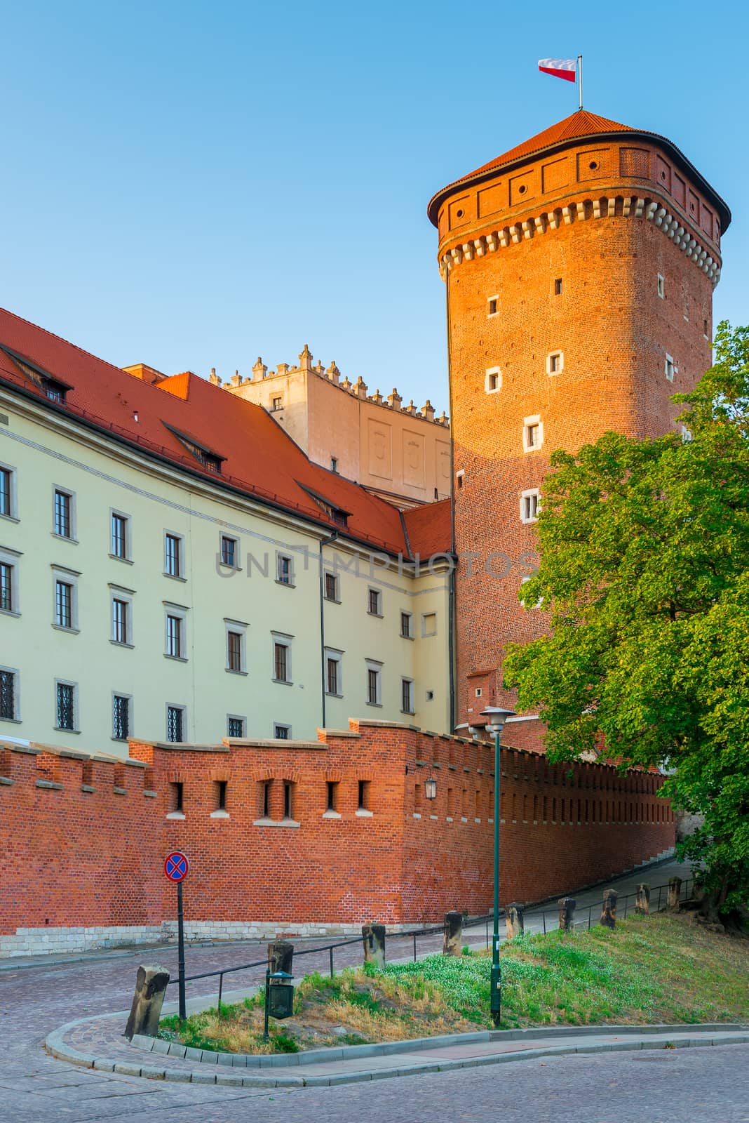Wawel Castle is located on a hill at an altitude of 228 meters on the bank of the Vistula River in Krakow. From the 11th to the beginning of the 17th century, the Wawel Castle was the residence of Polish kings and was the center of the country's spiritual and political power.