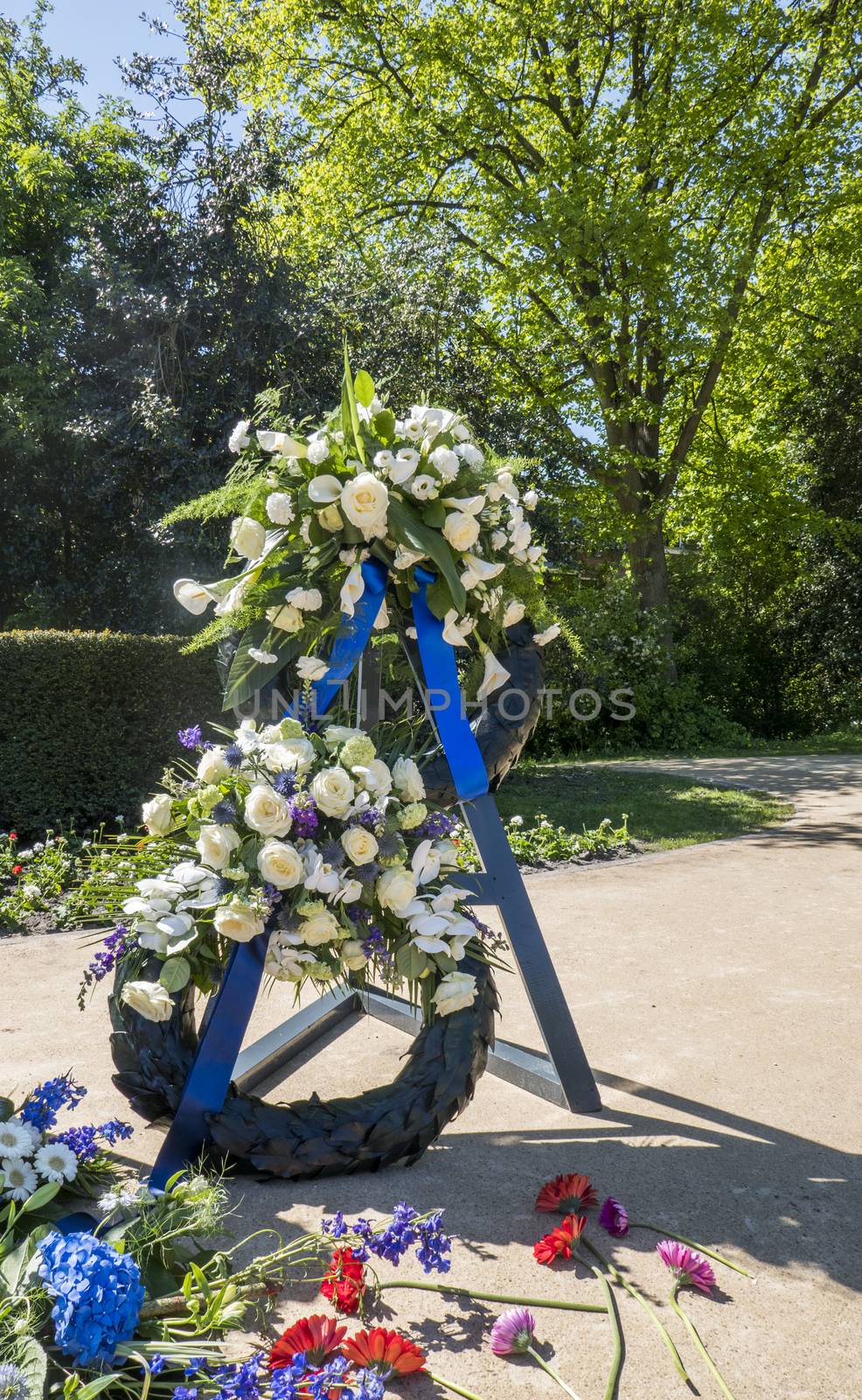 memorial to commemorate the deceased in the Second World War in the Netherlands, every year in the Netherlands on 4 May at 20:00 hrs of floral wreaths and people bring flowers to remember