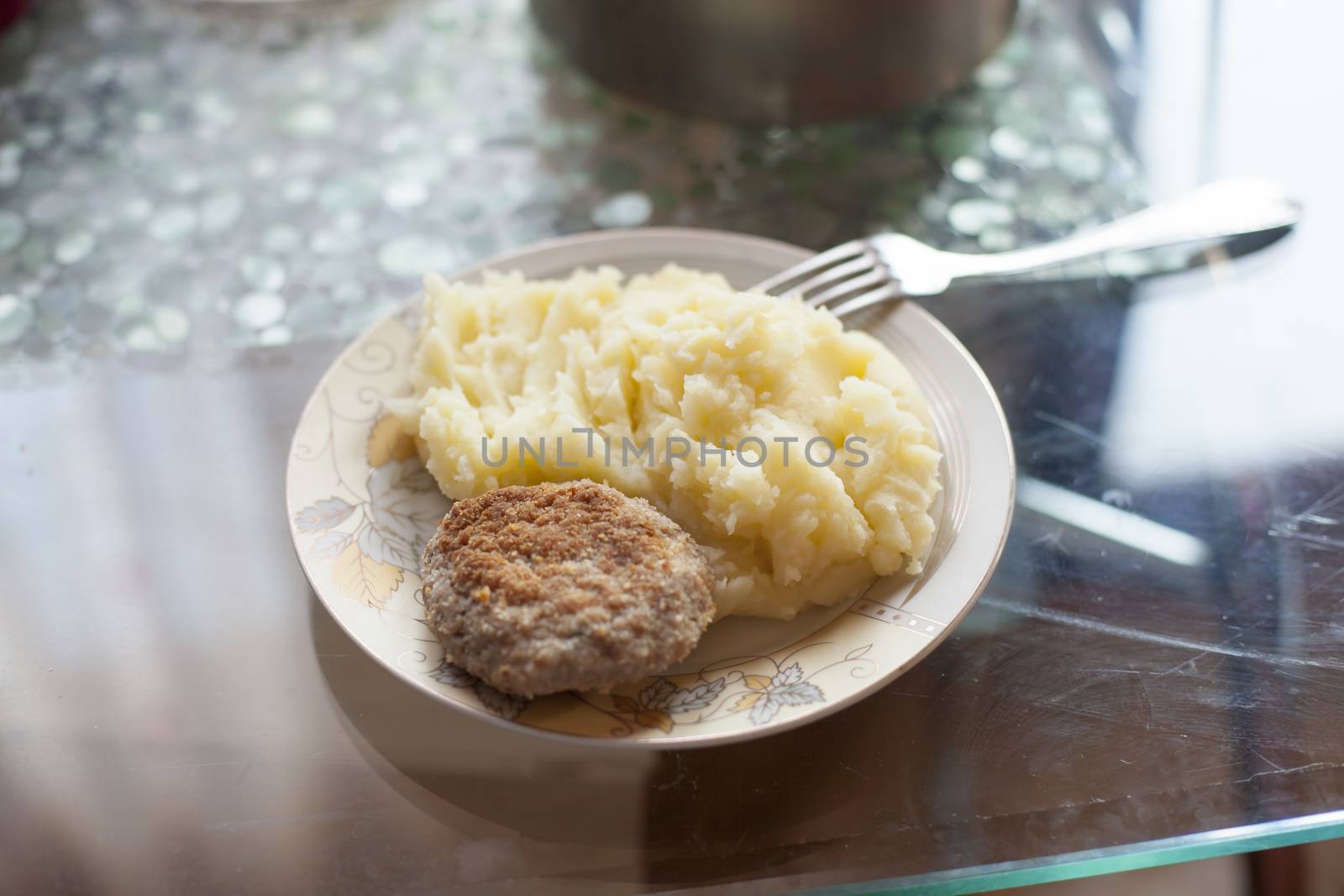 Meat pattie with potato puree