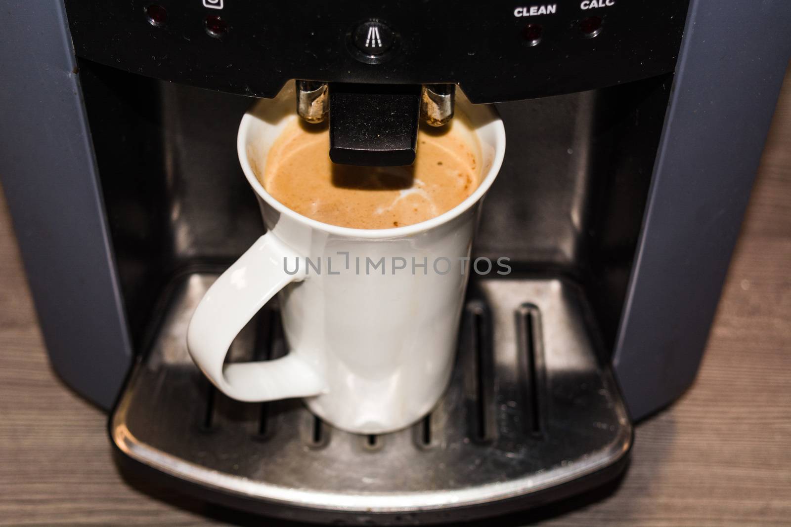 Office coffee machine, professional machine with a cup full of coffee according to slat type.