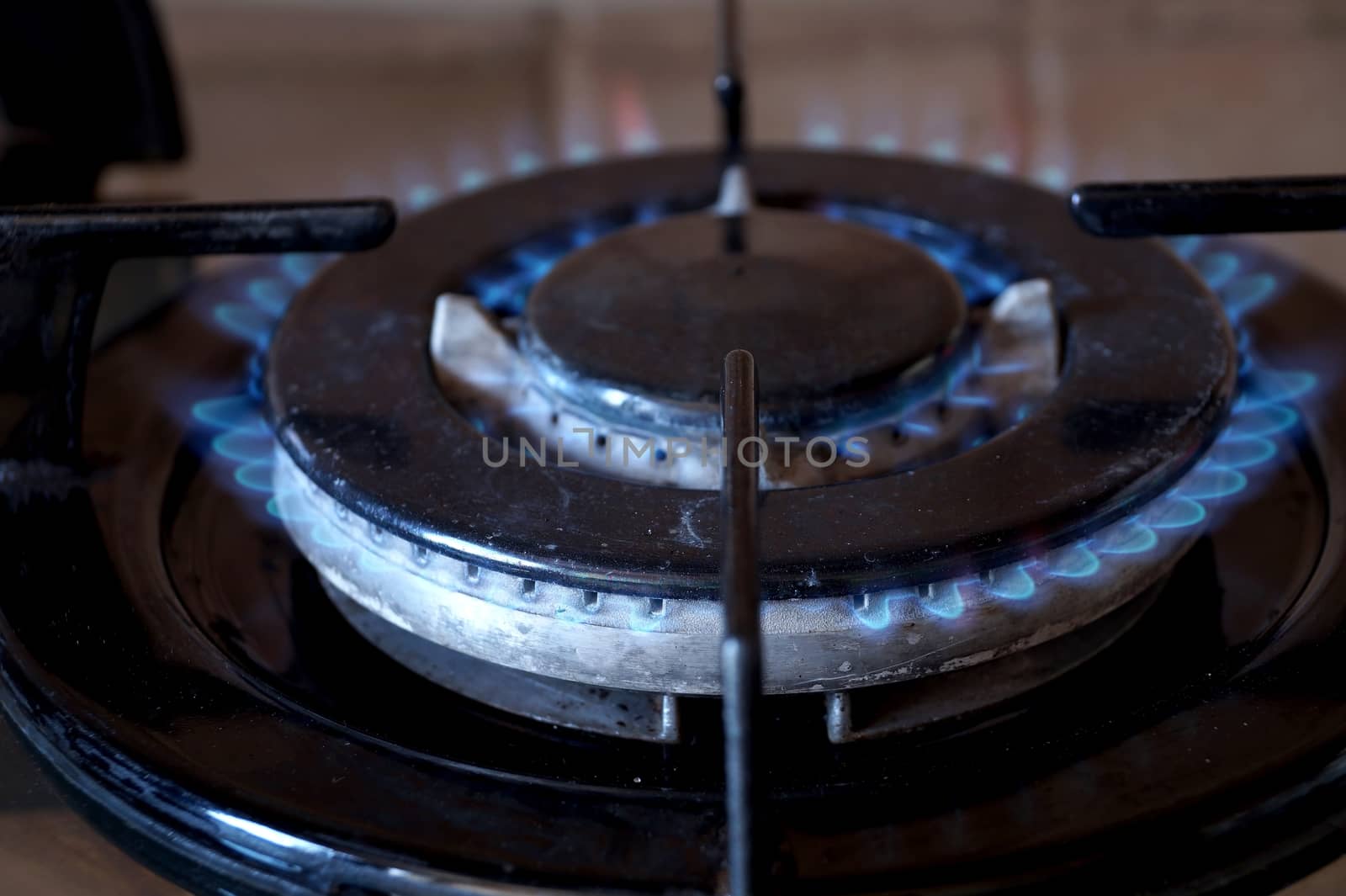 burning gas on a double-row gas ring on the stove