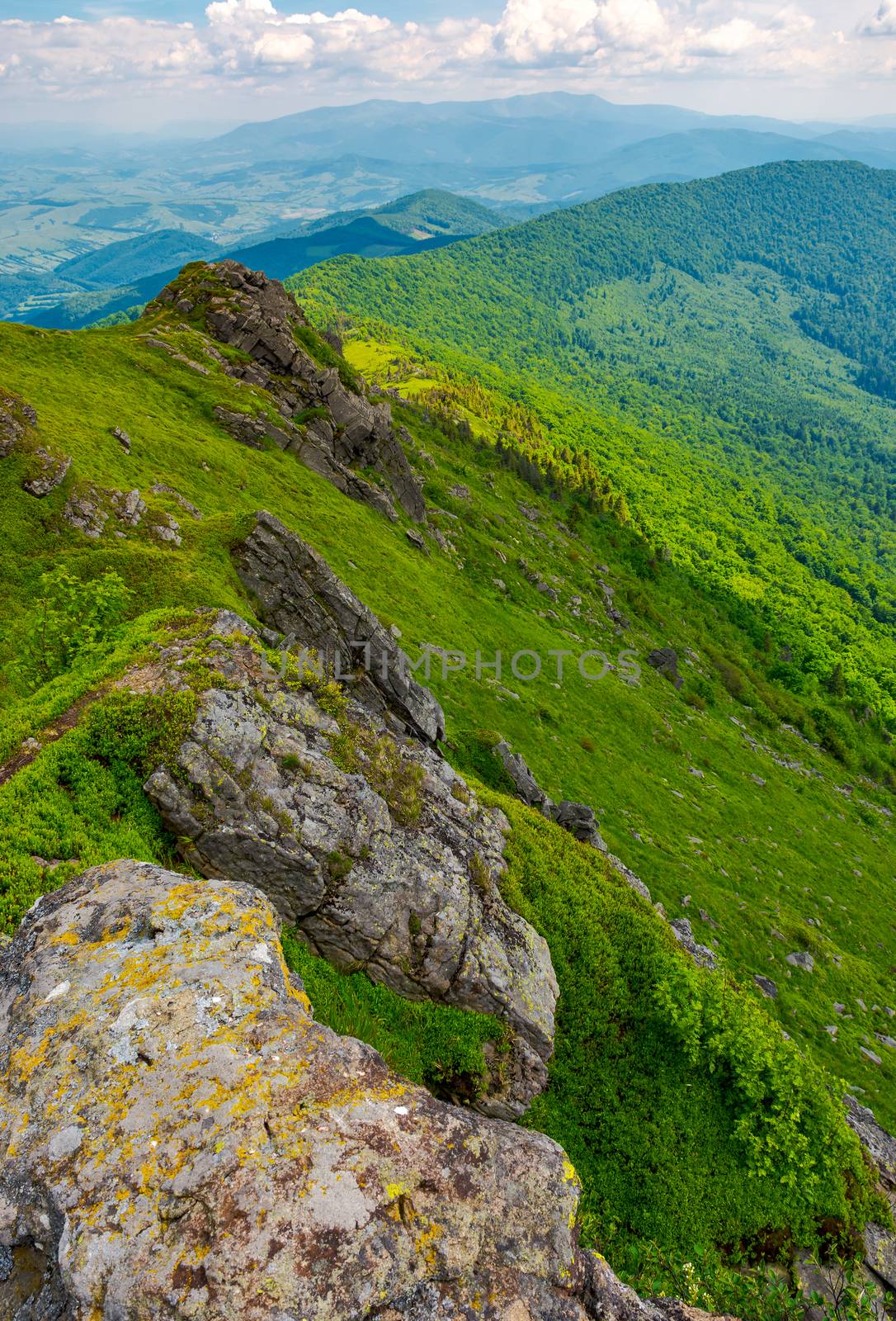 boulders along the mountain ridge by Pellinni