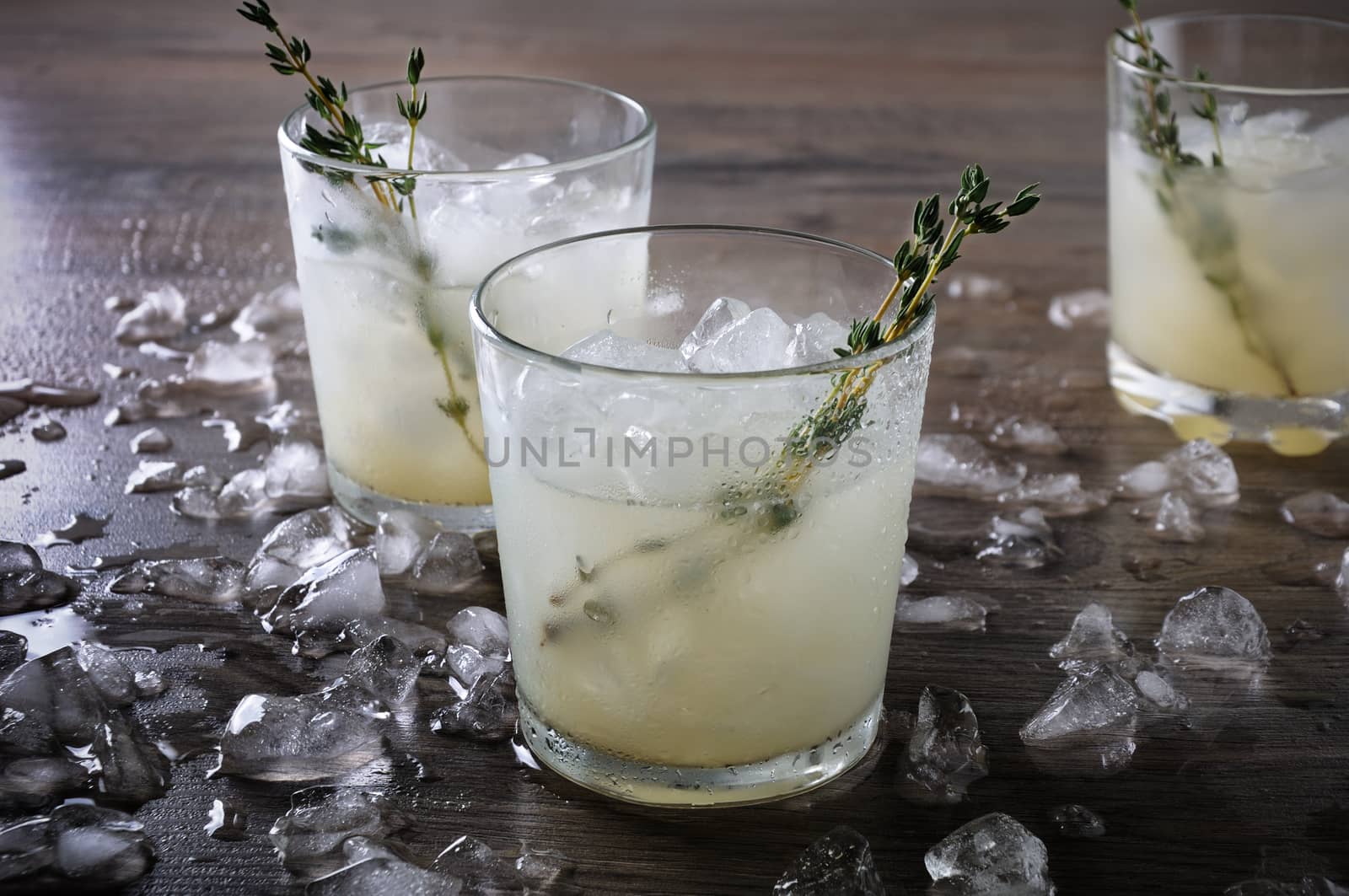 cocktail on the basis of gin, lemon juice or lime juice and notes of thyme. Pamper yourself with a refreshing cocktail 