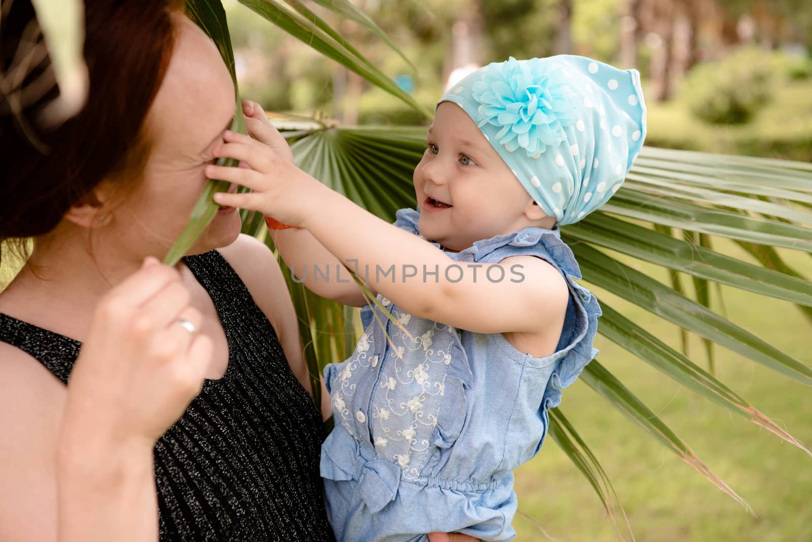 the daughter is played with a palm leaf and her mother's nose by malishpsih