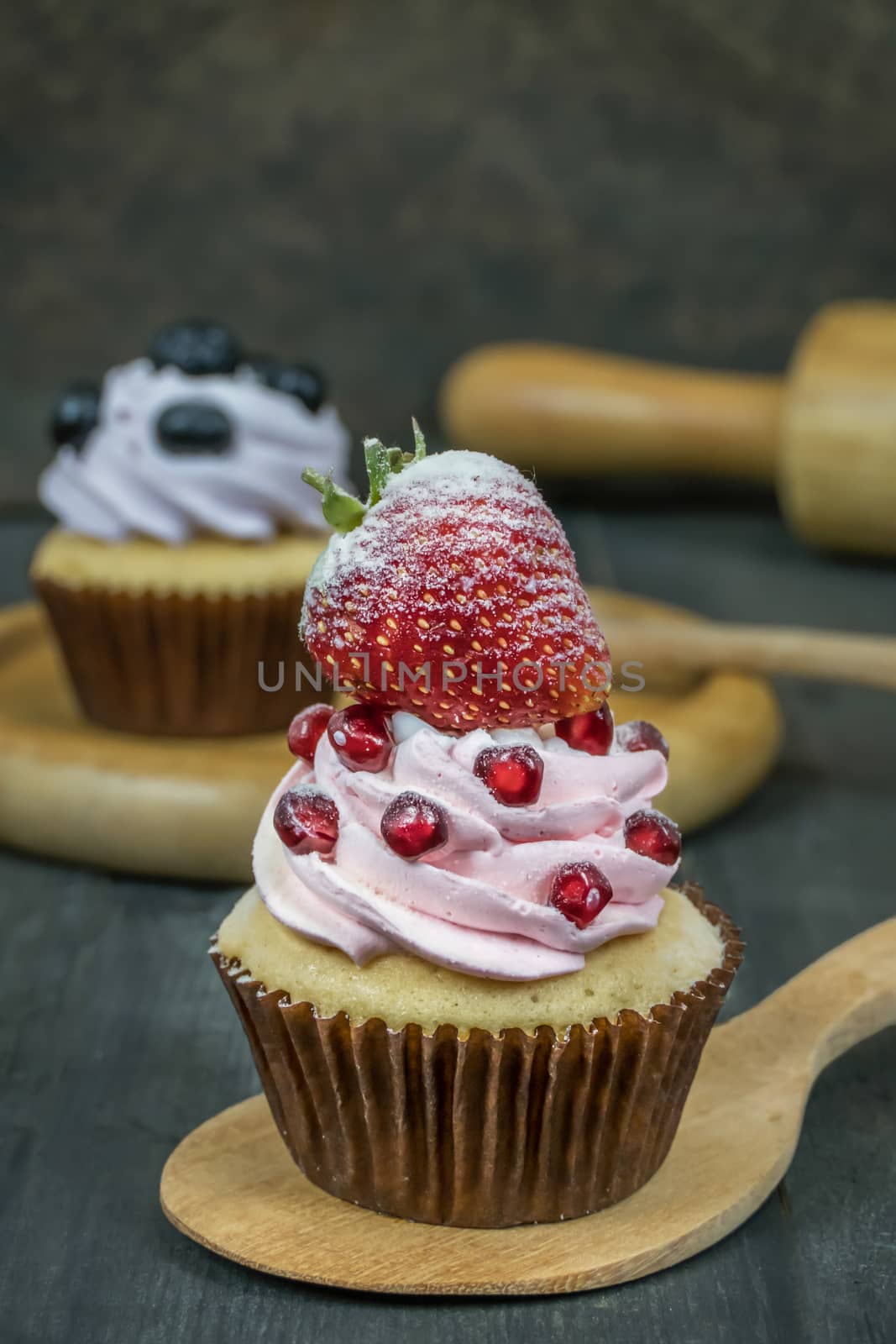 cupcake  with fresh strawberry by rakratchada