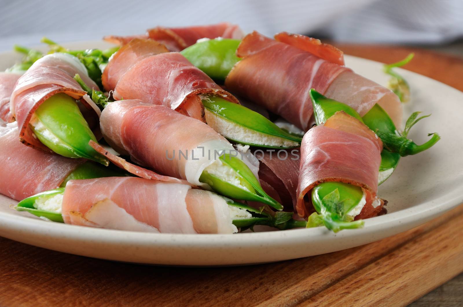 Stuffed pea pods with ricotta and Parma ham. Excellent option with low fat content. This is a wonderful, festive recipe for snacks.