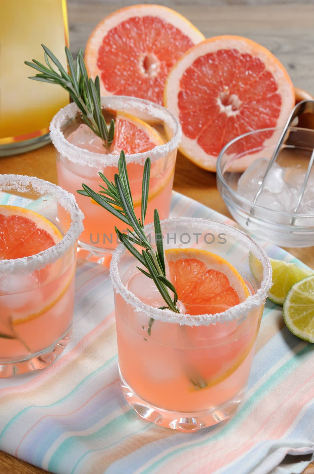 This magnificent cocktail of fresh pink Palomas will change the way you look at tequila. A festive drink is ideal for brunch, parties and holidays.