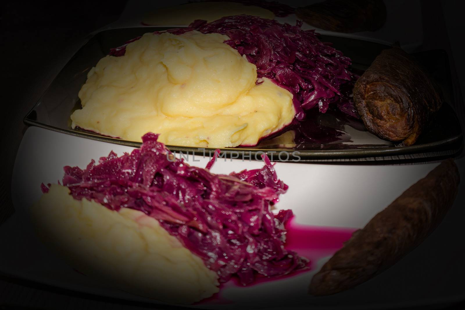 Beef roulade with red cabbage and mashed potatoes with vignette