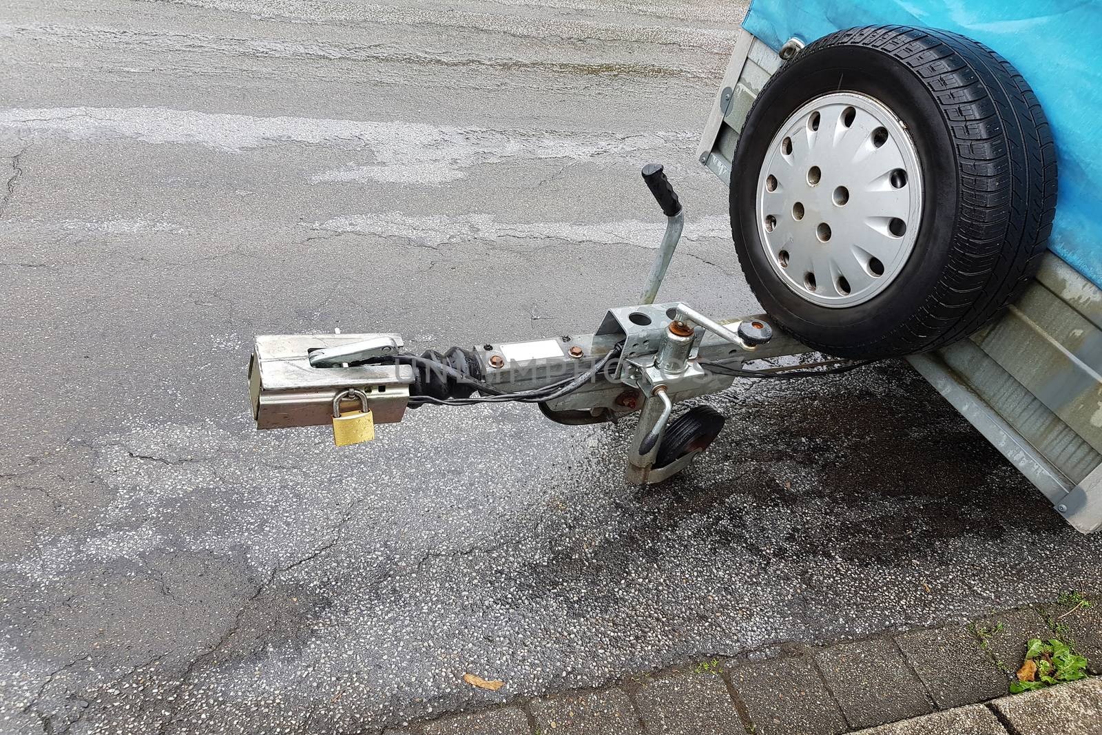 Towbar and jockey wheel with power connection and trailer lock in case of rain.