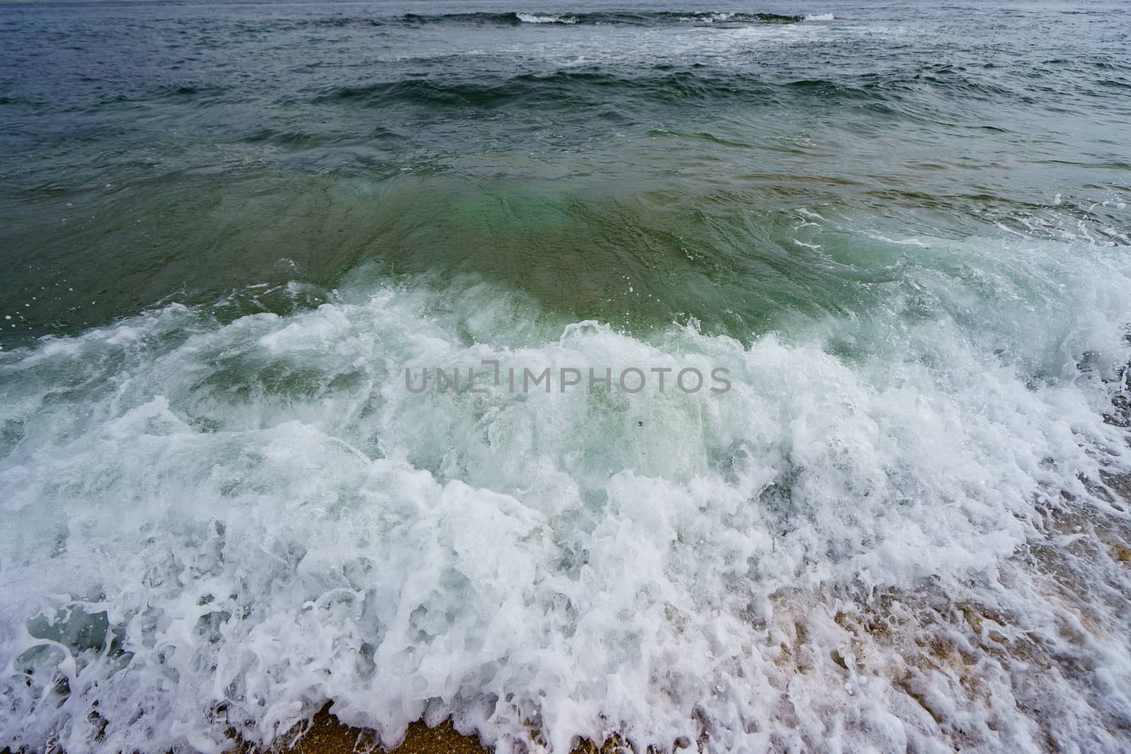 Noisy ocean surf with force throws waves to shore