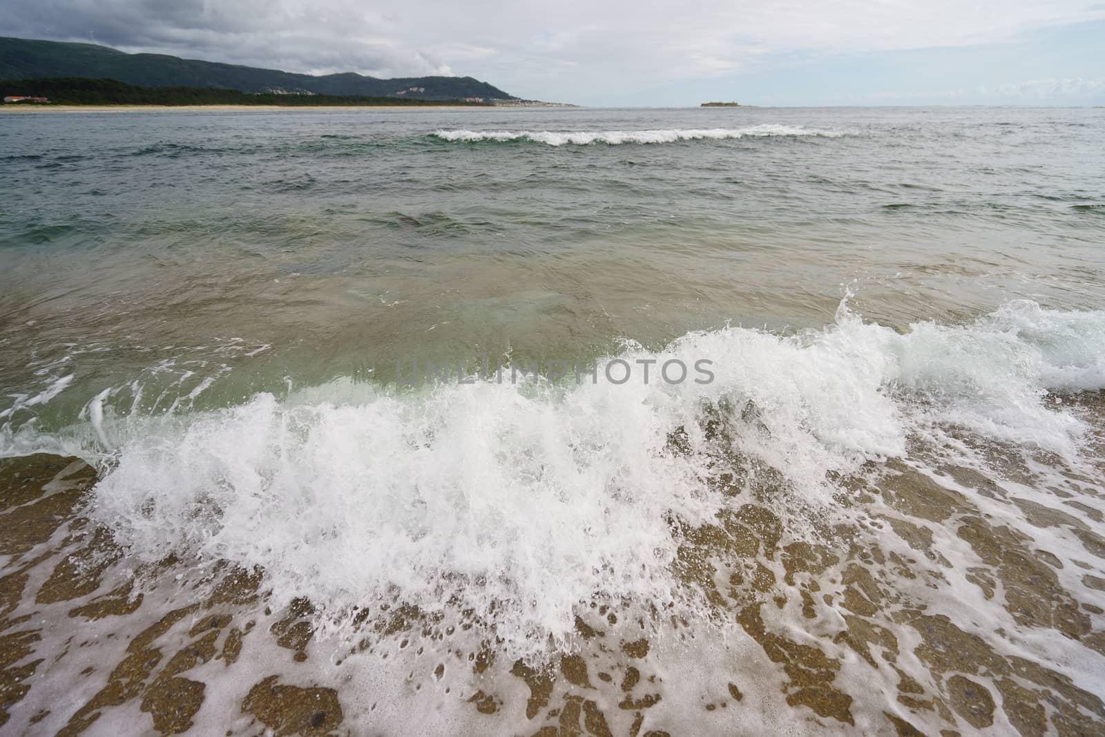 Noisy ocean surf with force throws waves to shore