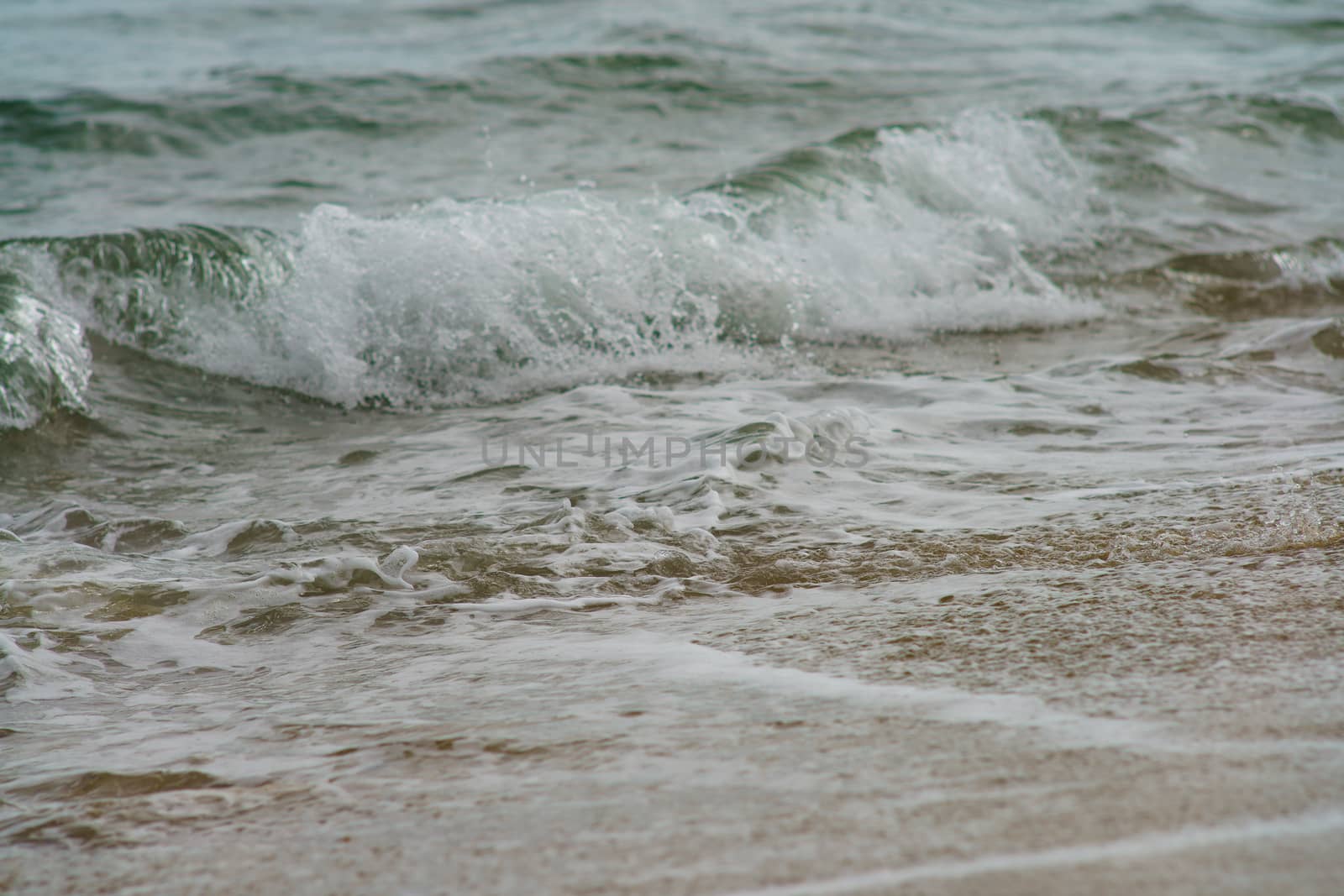 Noisy ocean surf with force throws waves to shore