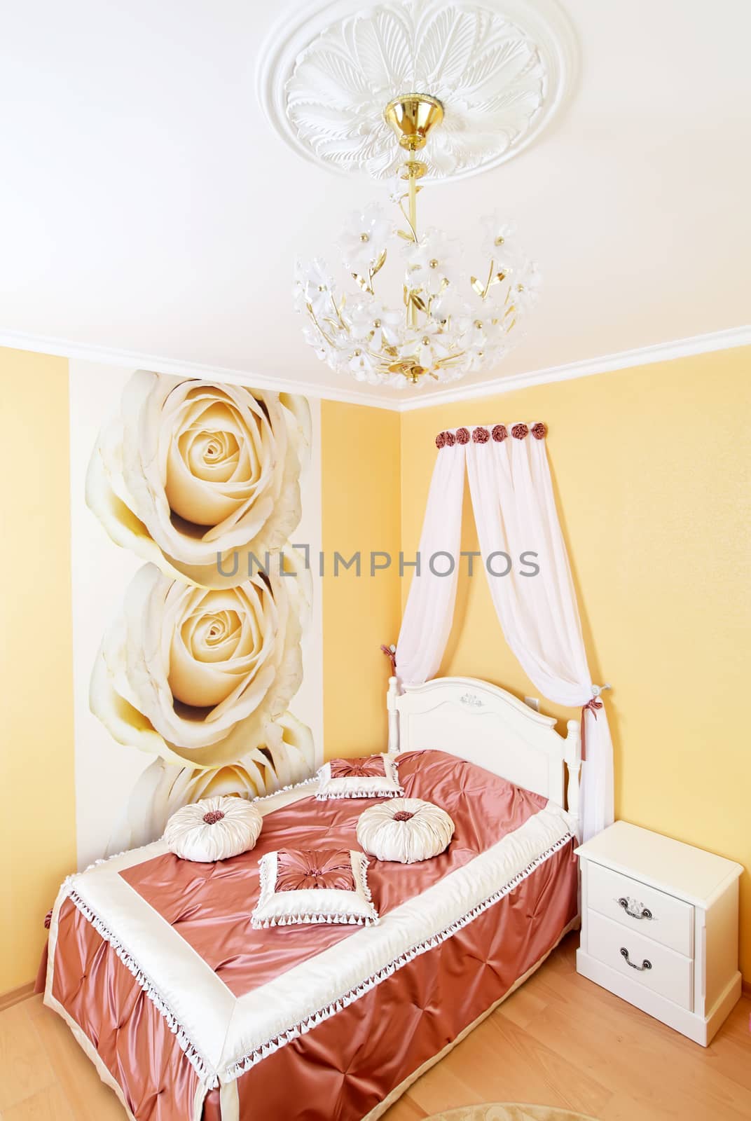 Classical bedroom interior with flowers by RawGroup