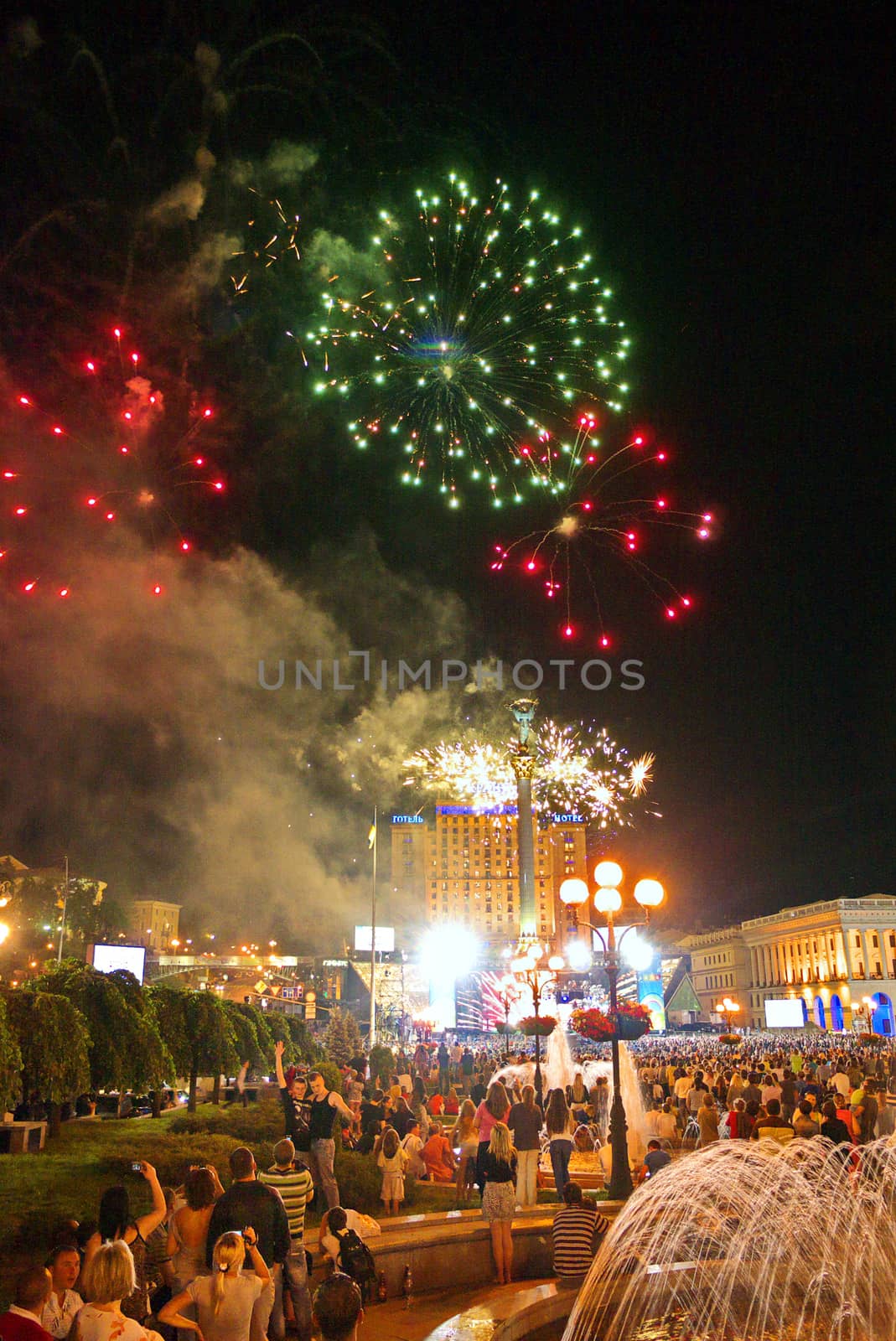 Incredibly beautiful fireworks in the metropolis and rejoicing residents taking off this beauty