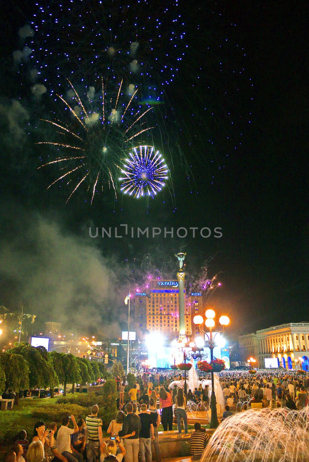 Cheerful and cheerful people celebrating a praznik for the most beautiful salute