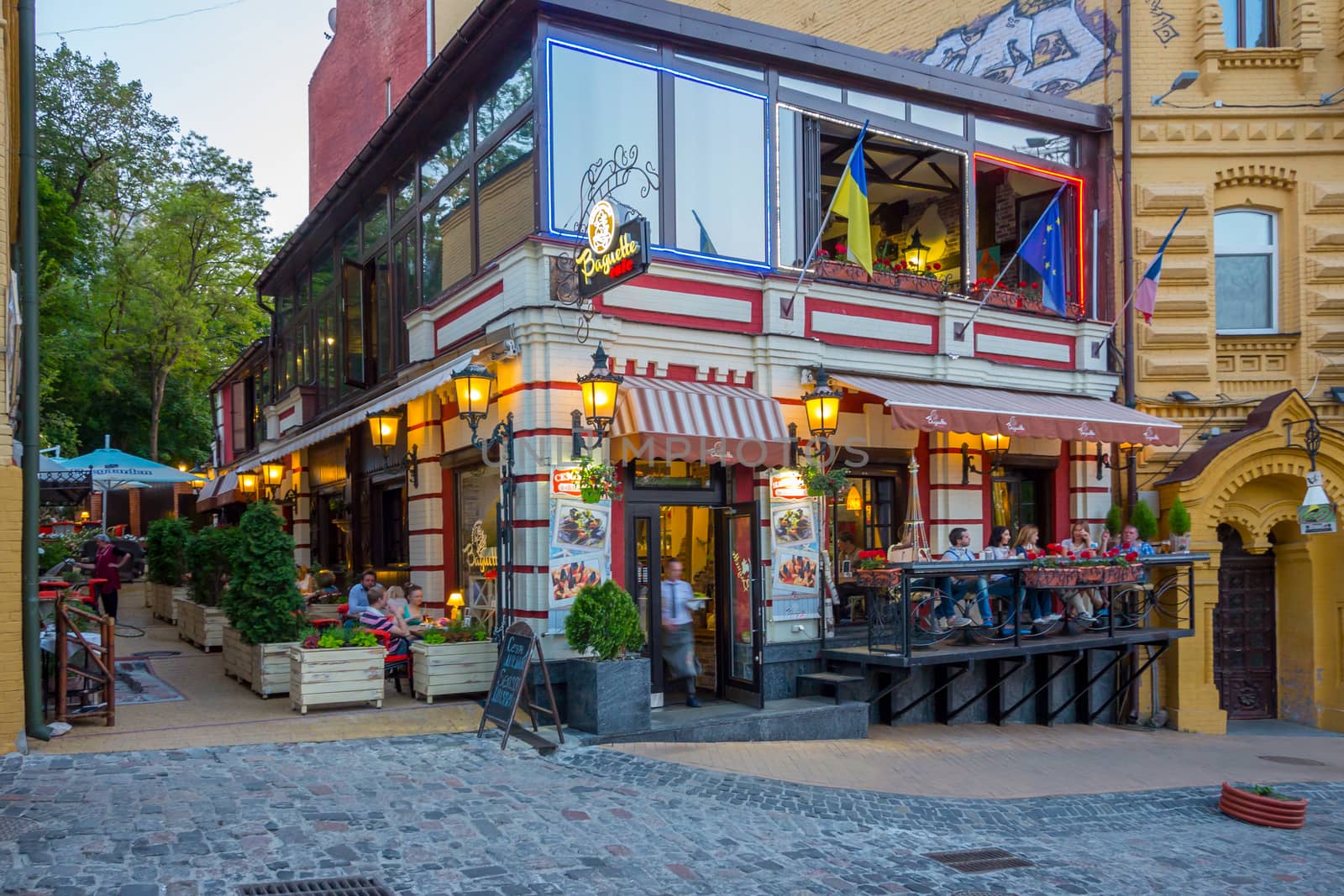 A beautiful two-storey restaurant with several halls and playgrounds on the street. A place for family rest