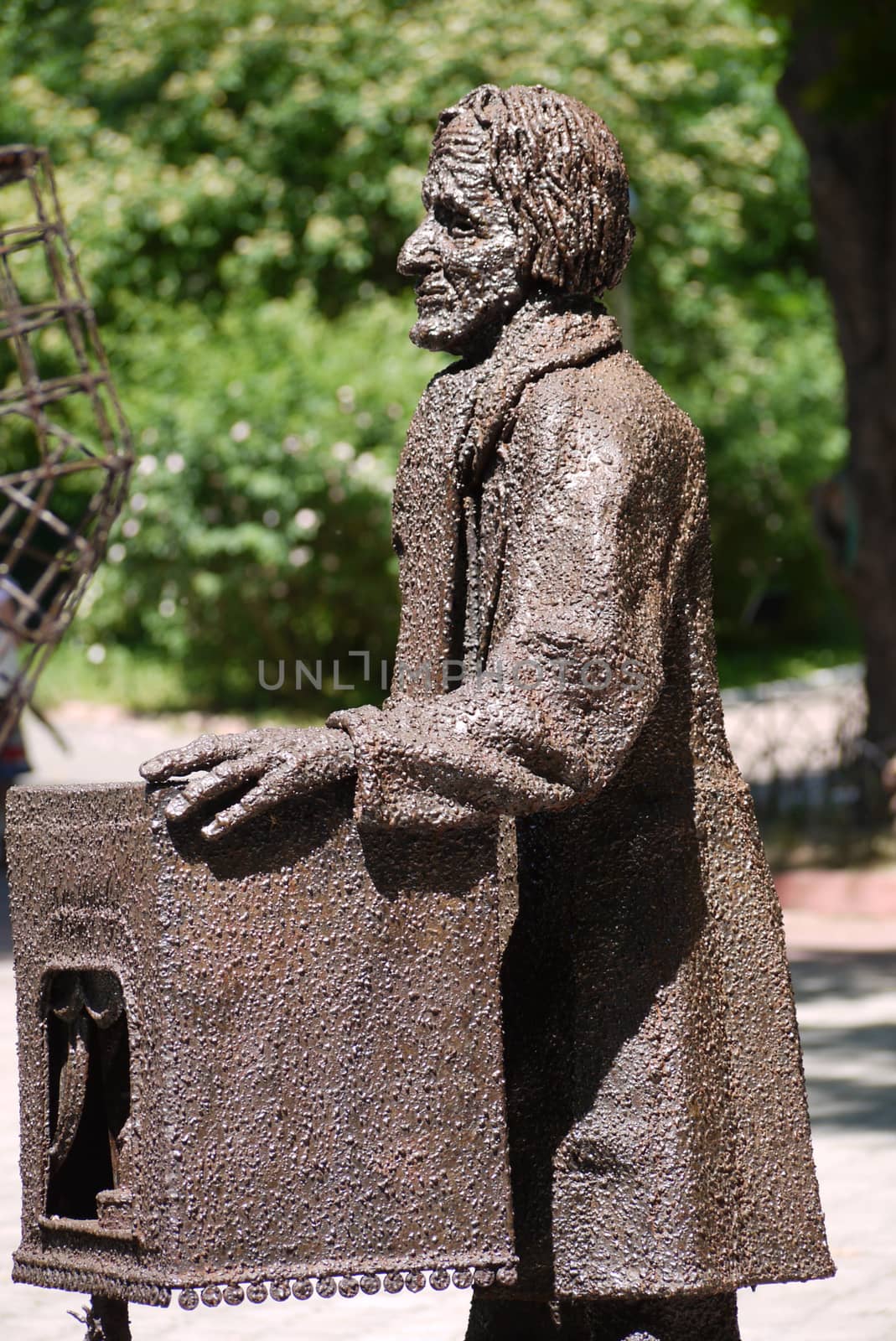 The monument to Pope Carlo is all covered with corrosion. This is the case with improper care