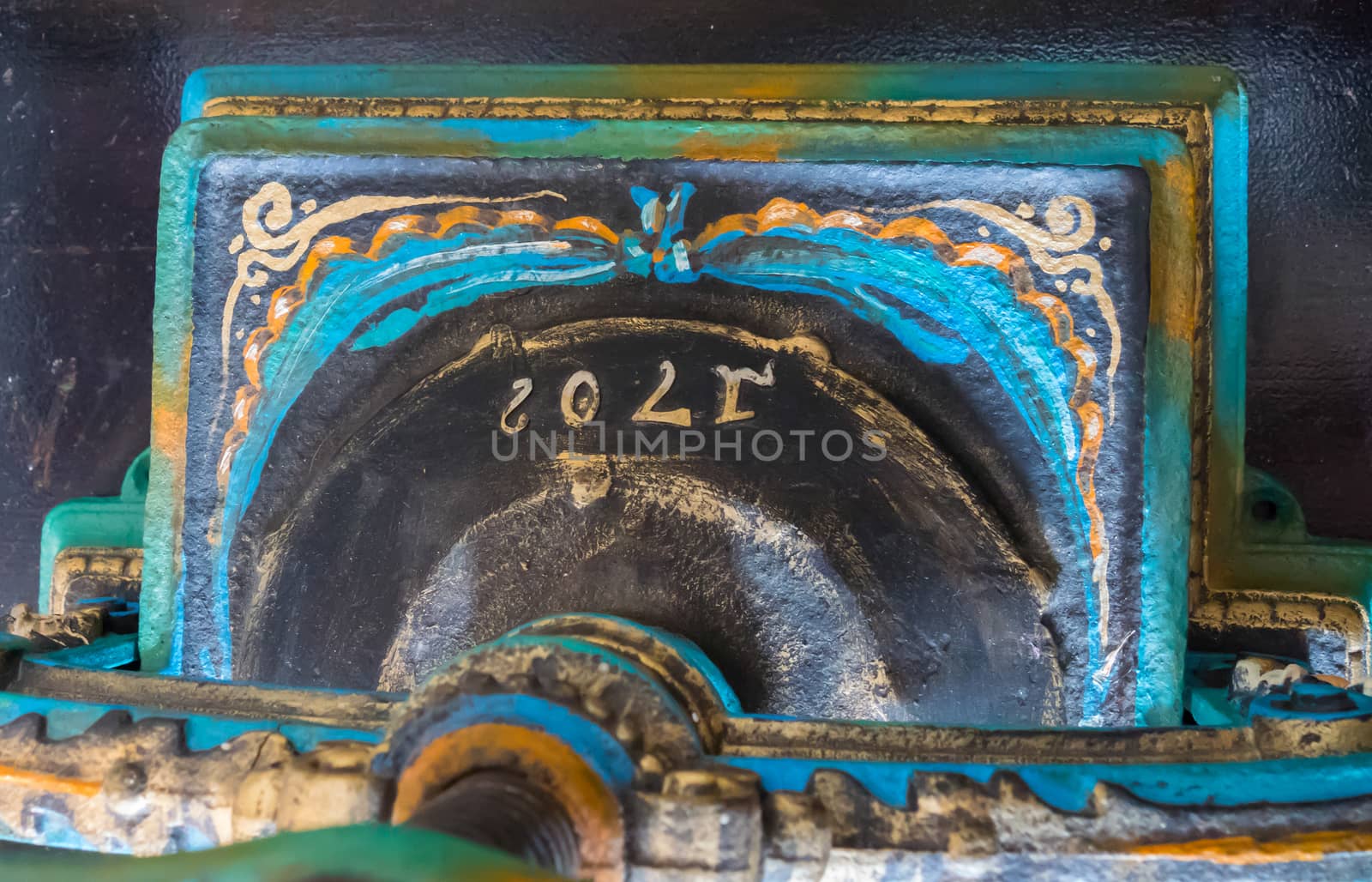 The clay part of the wall is painted with blue and yellow colors