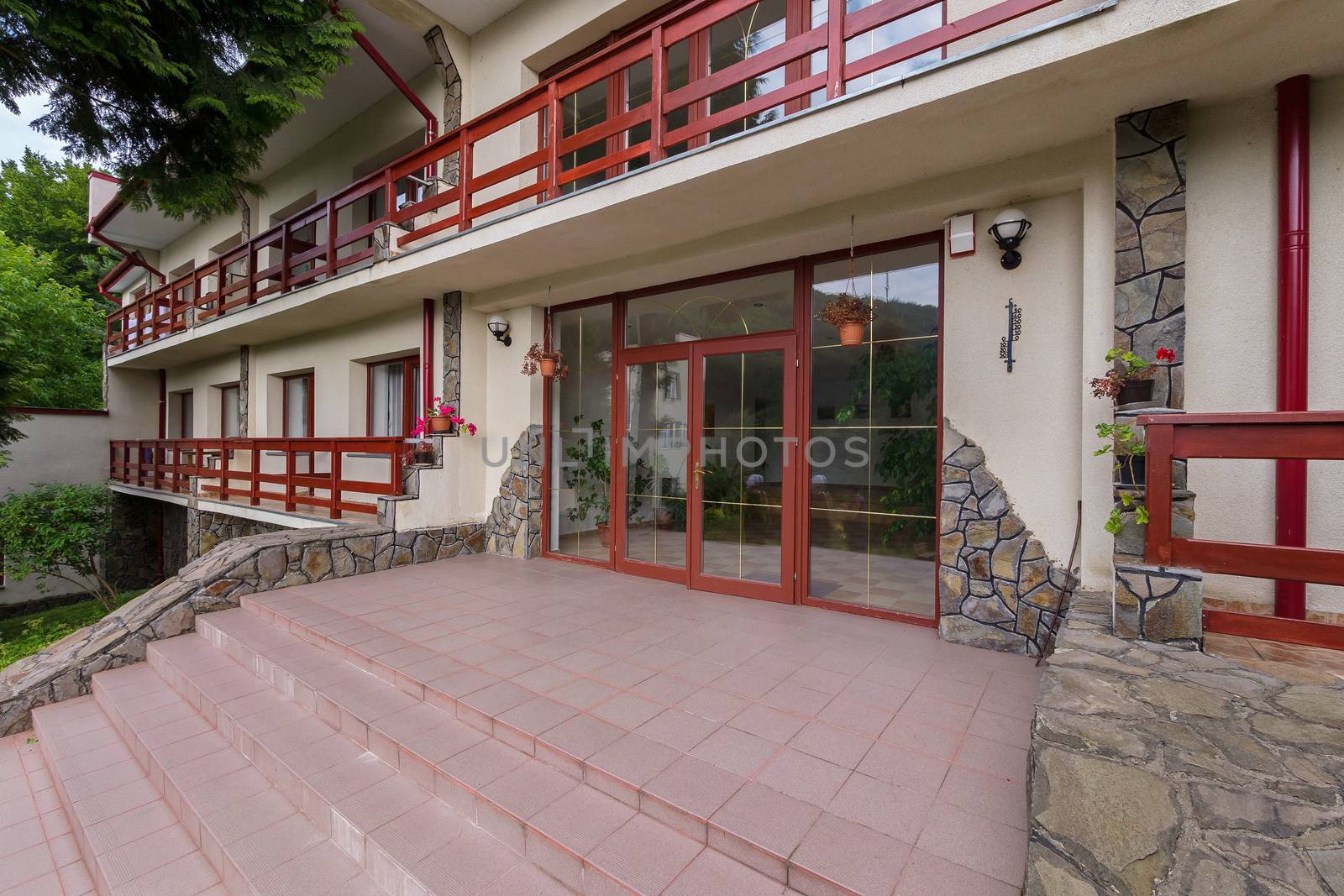 The central entrance to the hotel is white with red trim