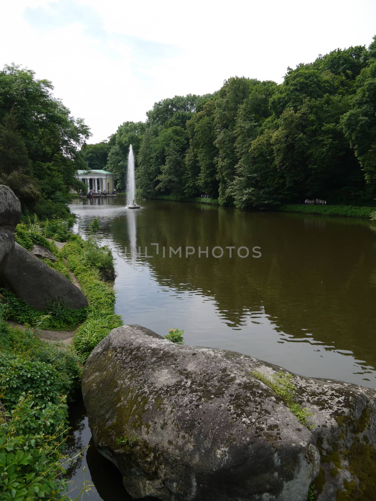 Scenic view of the huge hitting fountain in the middle of a pretty lake