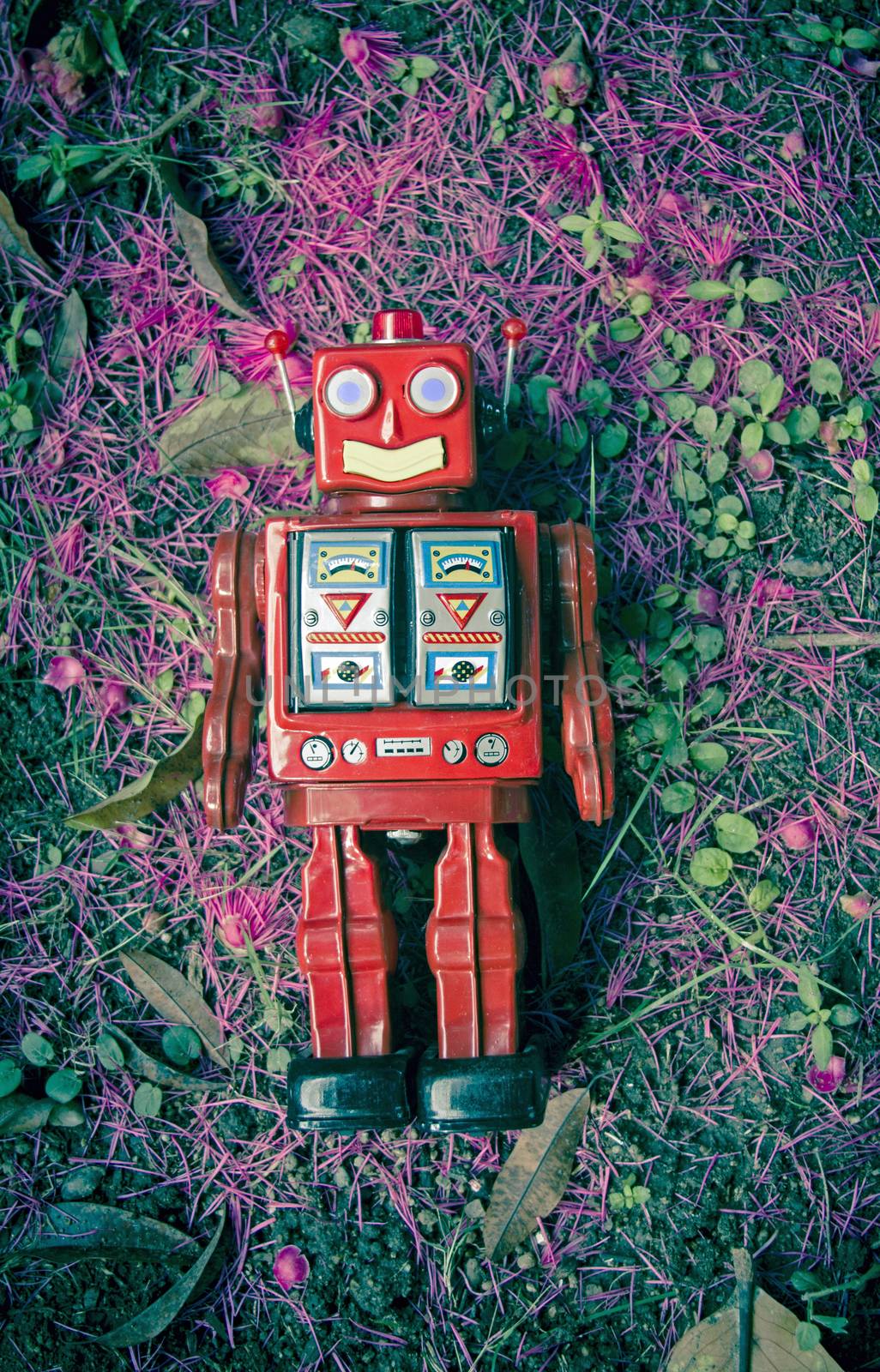 red robot  by davincidig