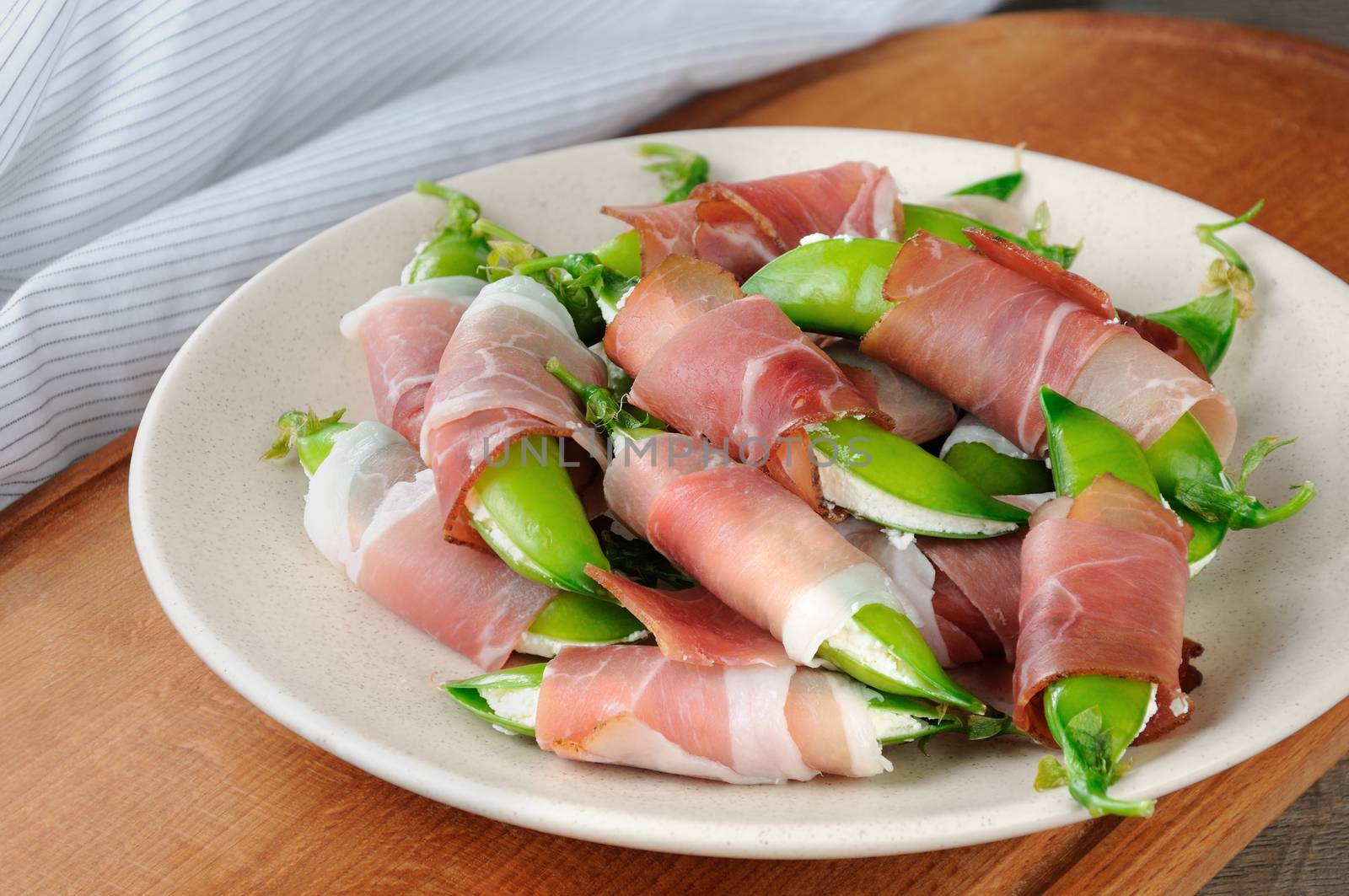 Stuffed pea pods with ricotta and Parma ham. Excellent option with low fat content. This is a wonderful, festive recipe for snacks.