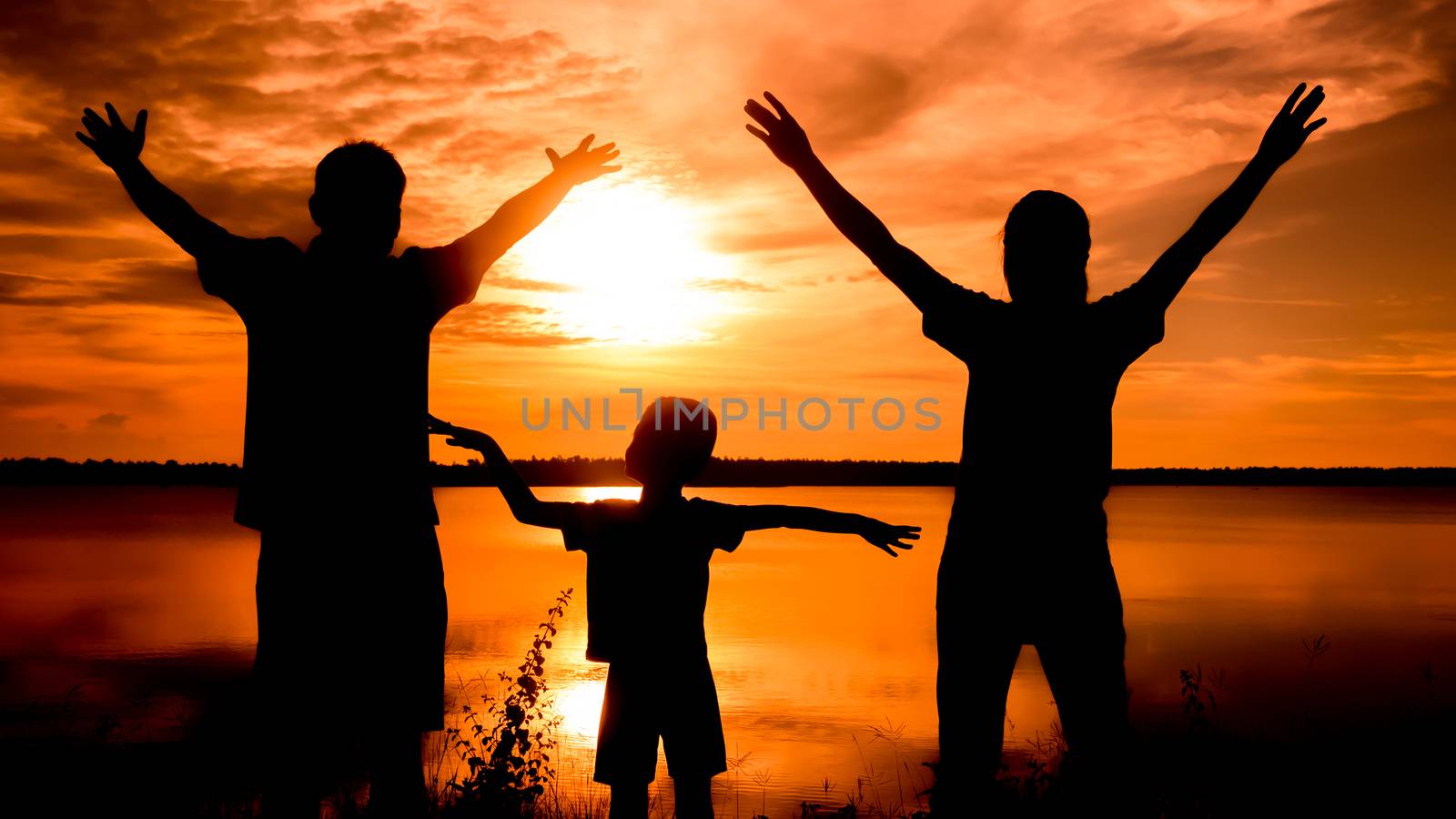silhouette of family by rakratchada