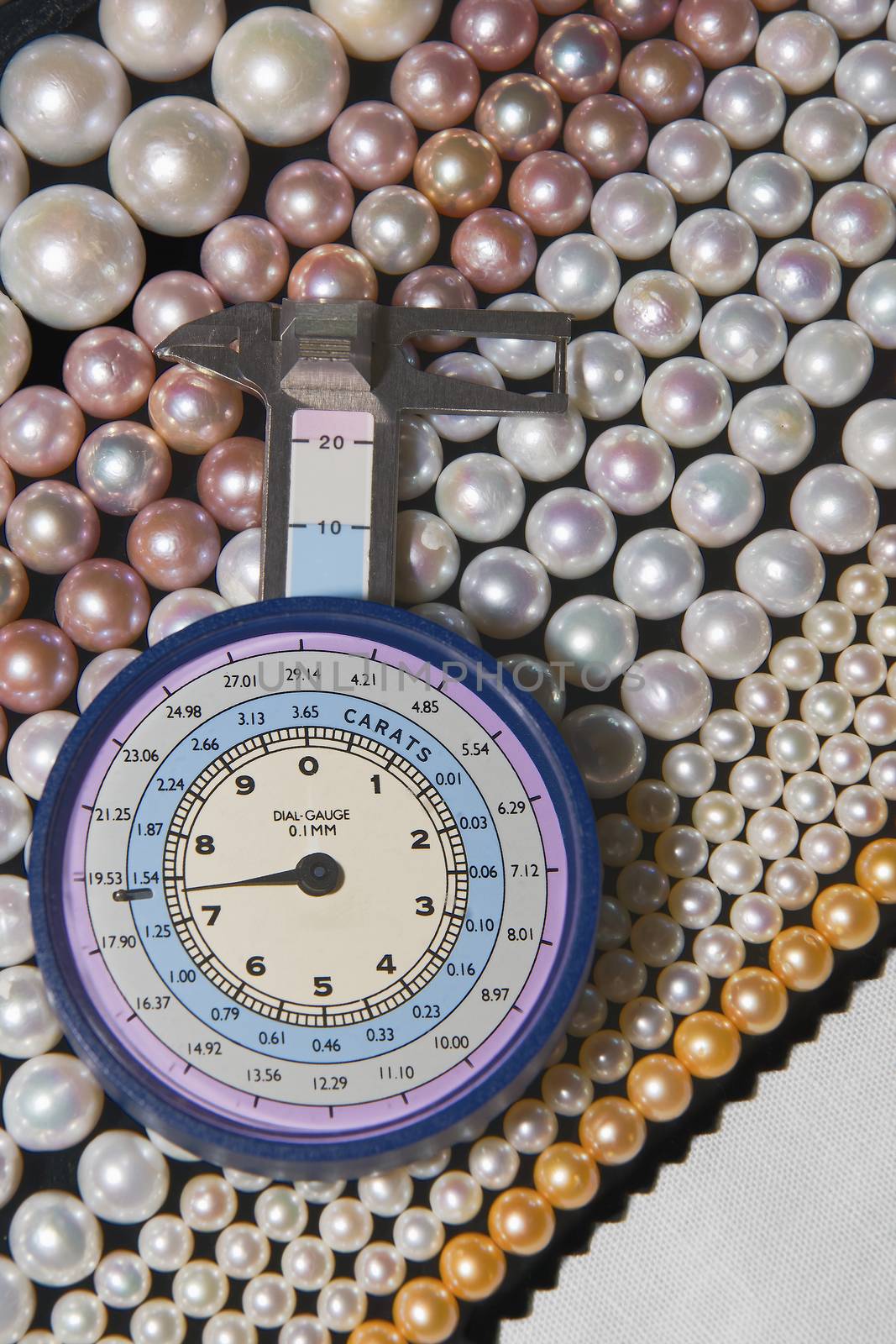 Caliber used to measure the diameter of the pearls