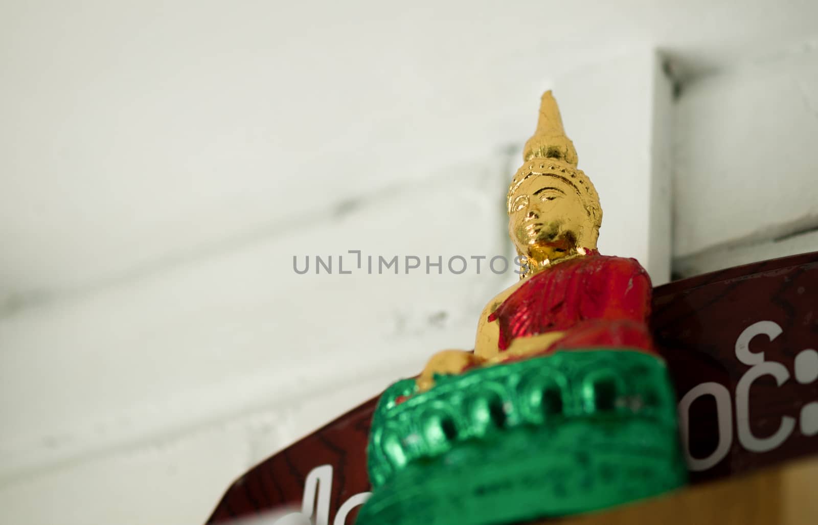 COLOR PHOTO OF BUDDHA STATUE FOCUS ON FACE