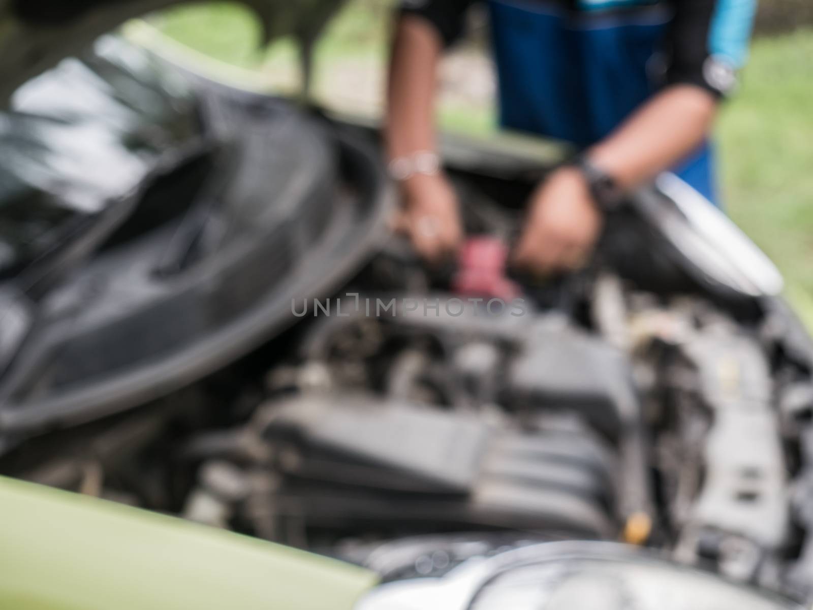 Defocus of technicial replacing car battery. by hadkhanong