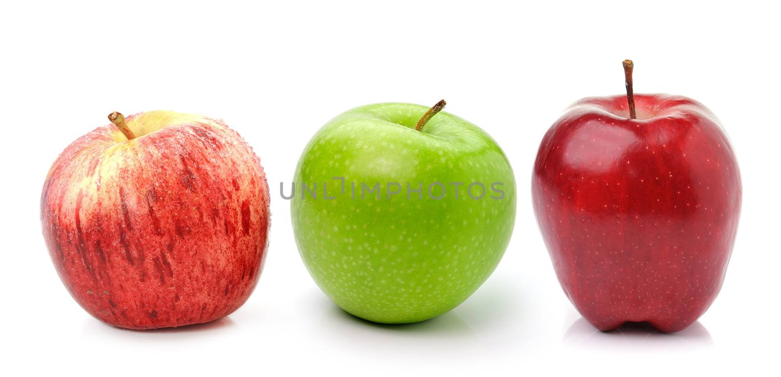  apple isolated on white background by sommai