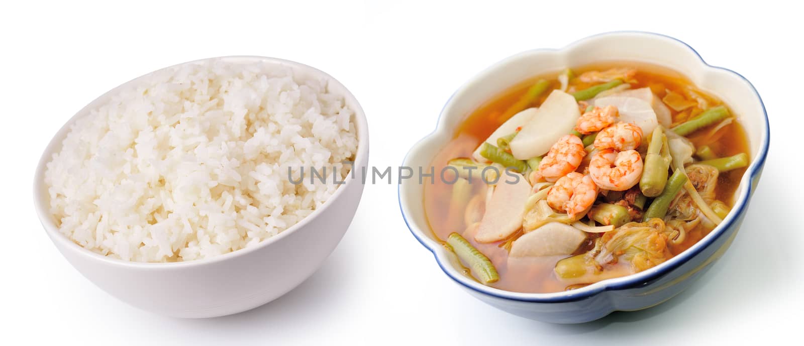 rice and hot and sour curry with tamarind sauce, shrimp and vegetables (kang som koong)