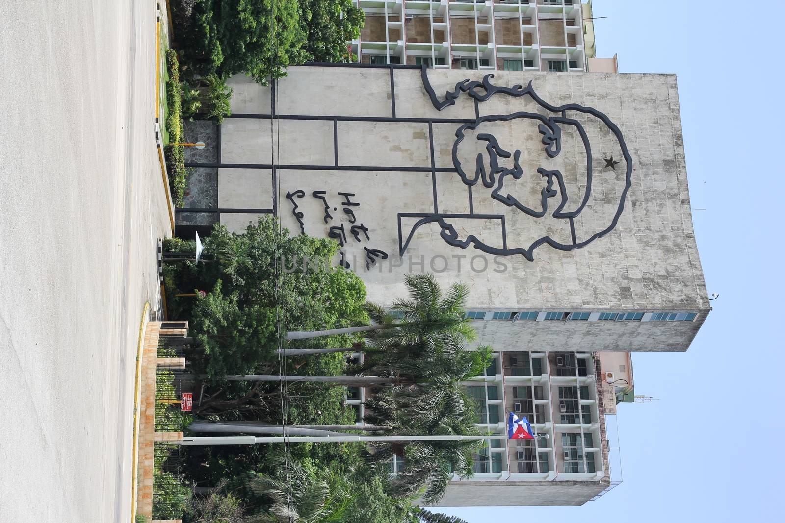 A huge Bas-relief of Ernesto Che Guevara on a building in Havana by mdsfotograf