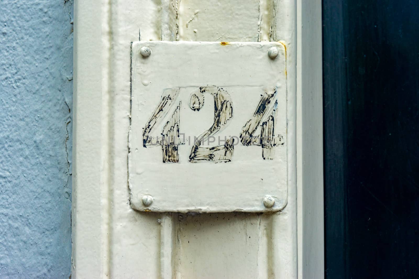 House number four hundred and twenty four (424)