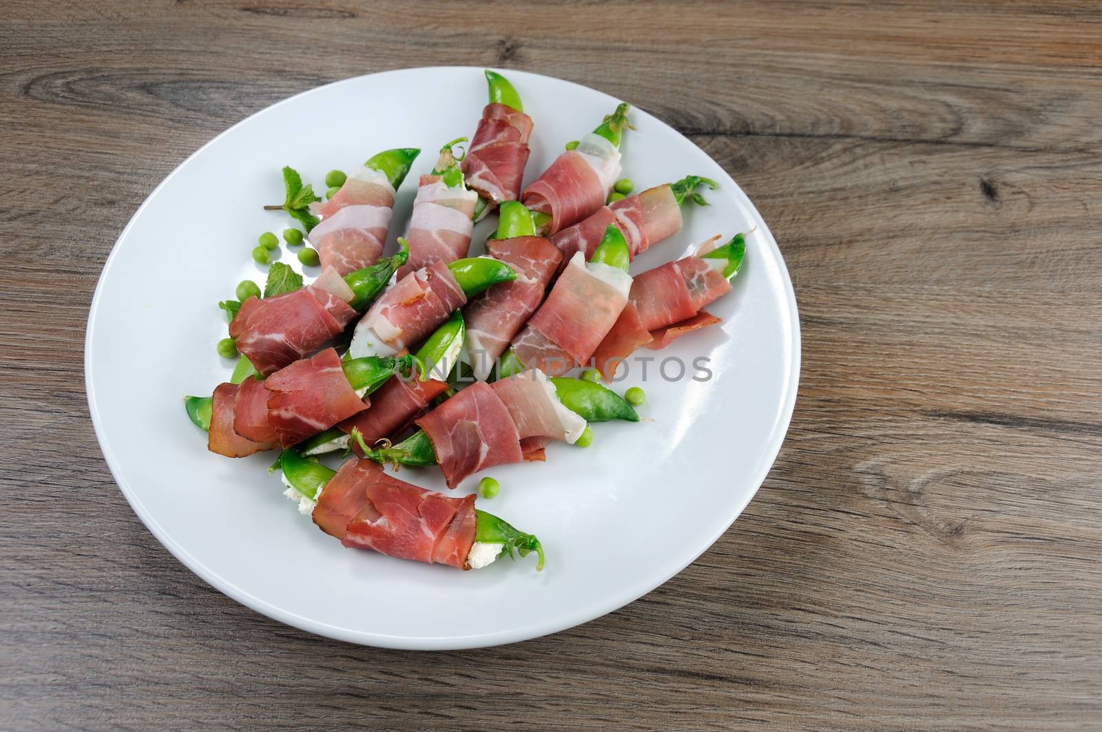 Stuffed pea pods with ricotta and Parma ham. Excellent option with low fat content. This is a wonderful, festive recipe for snacks.