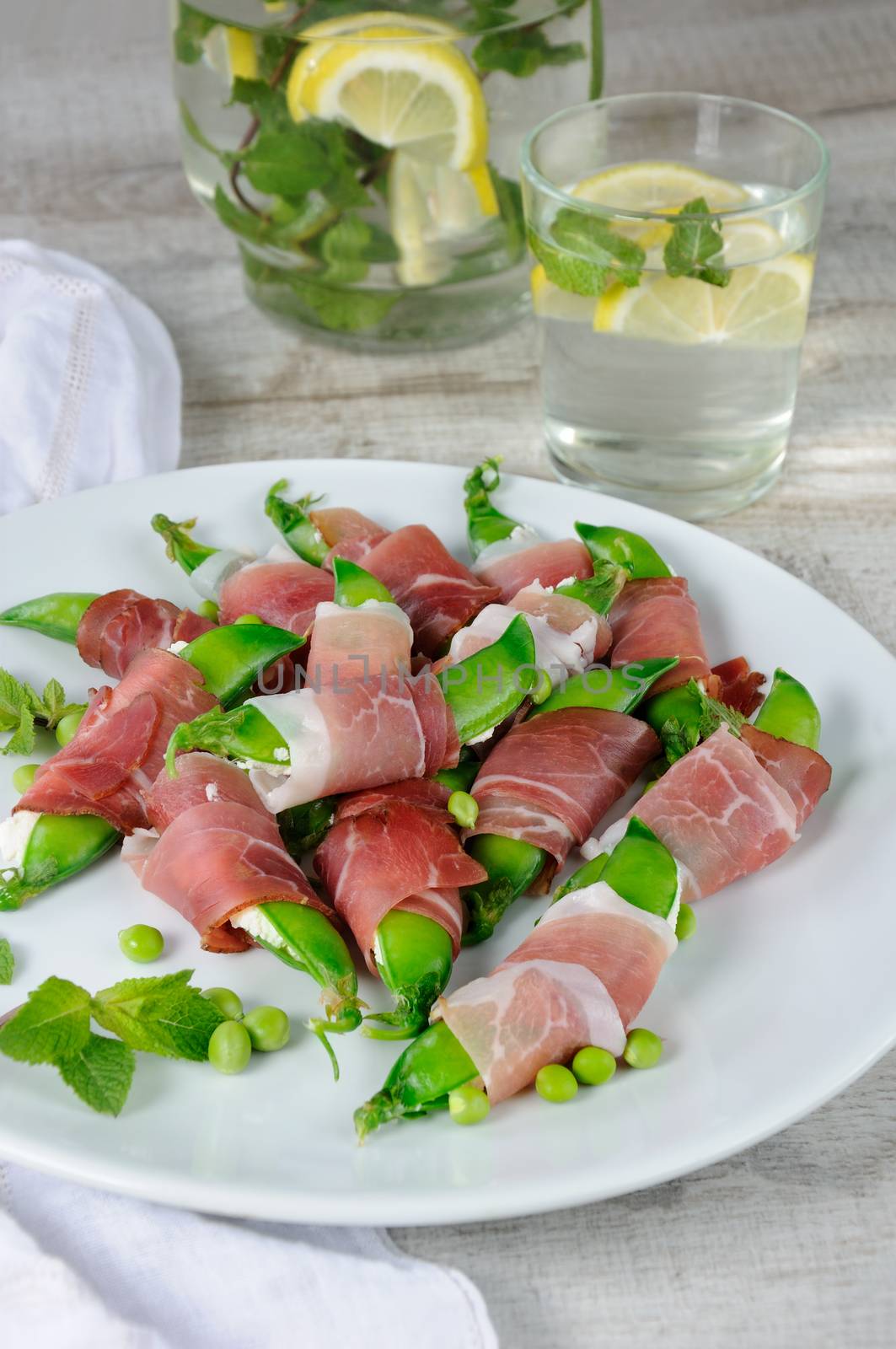 Stuffed pea pods with ricotta and Parma ham. Excellent option with low fat content. This is a wonderful, festive recipe for snacks.