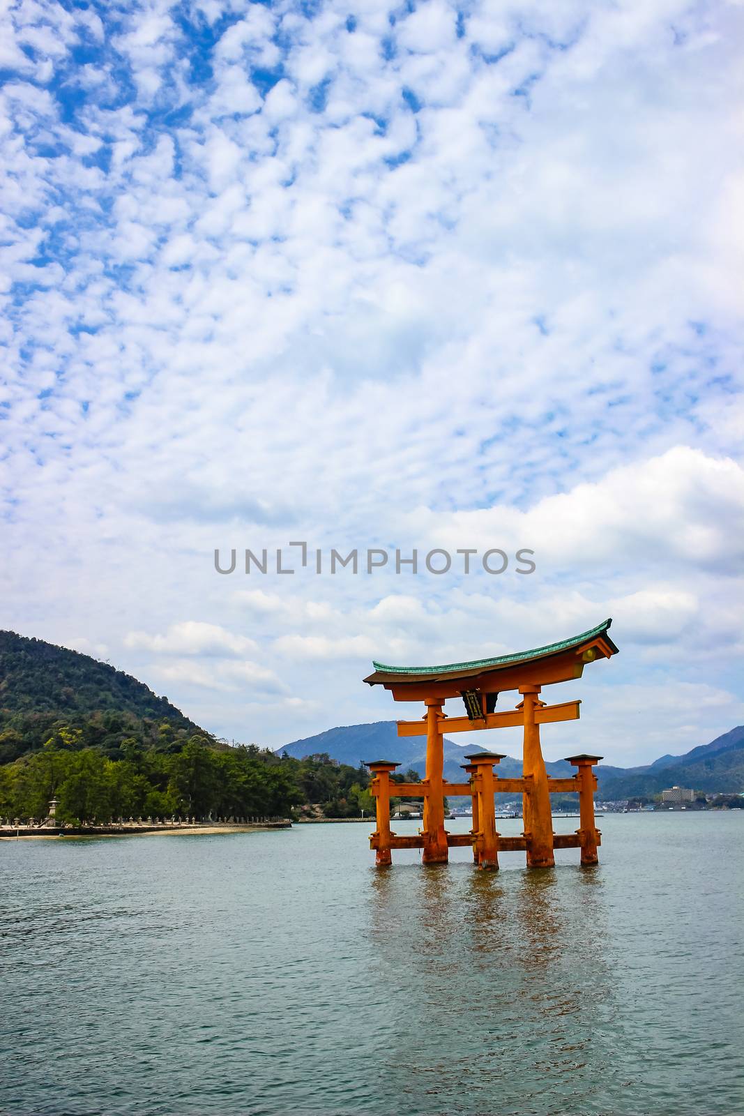 The Floating Torii gate of Itsukushima Shrine by simpleBE