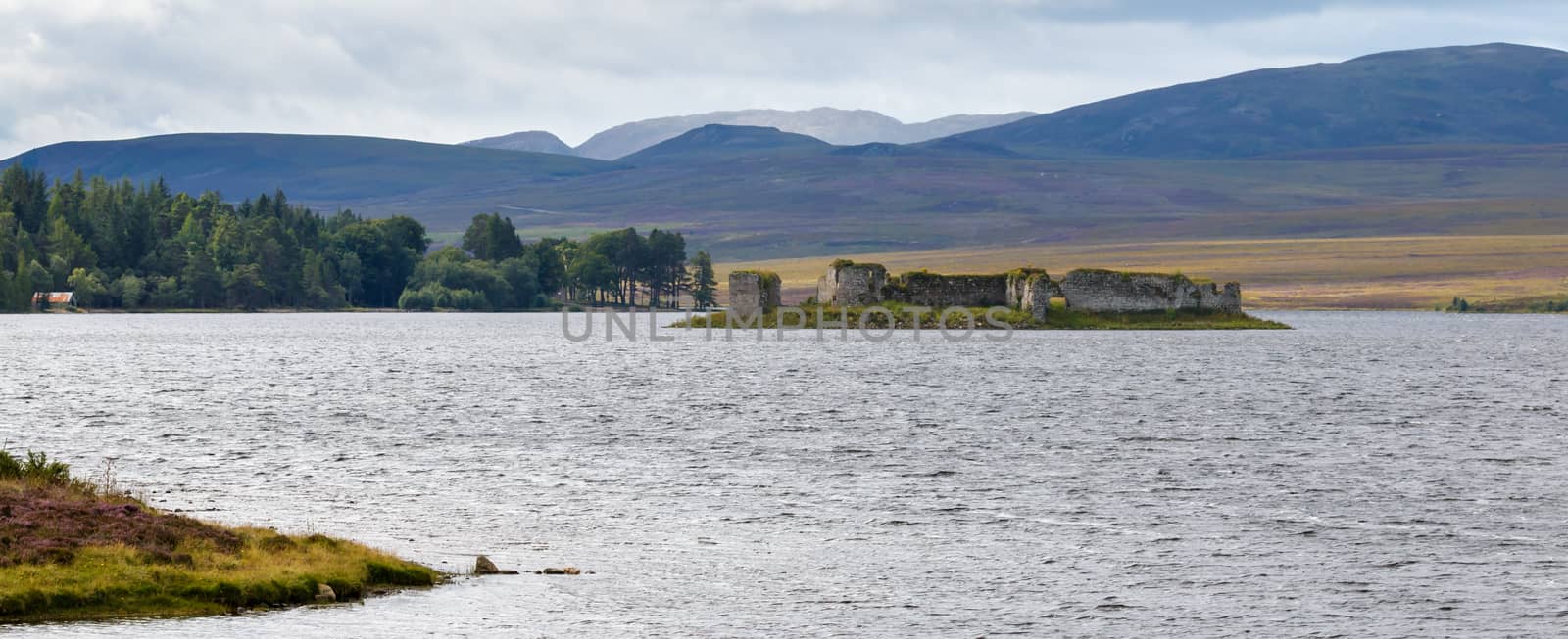 The derelict castle at Lochindorb by phil_bird