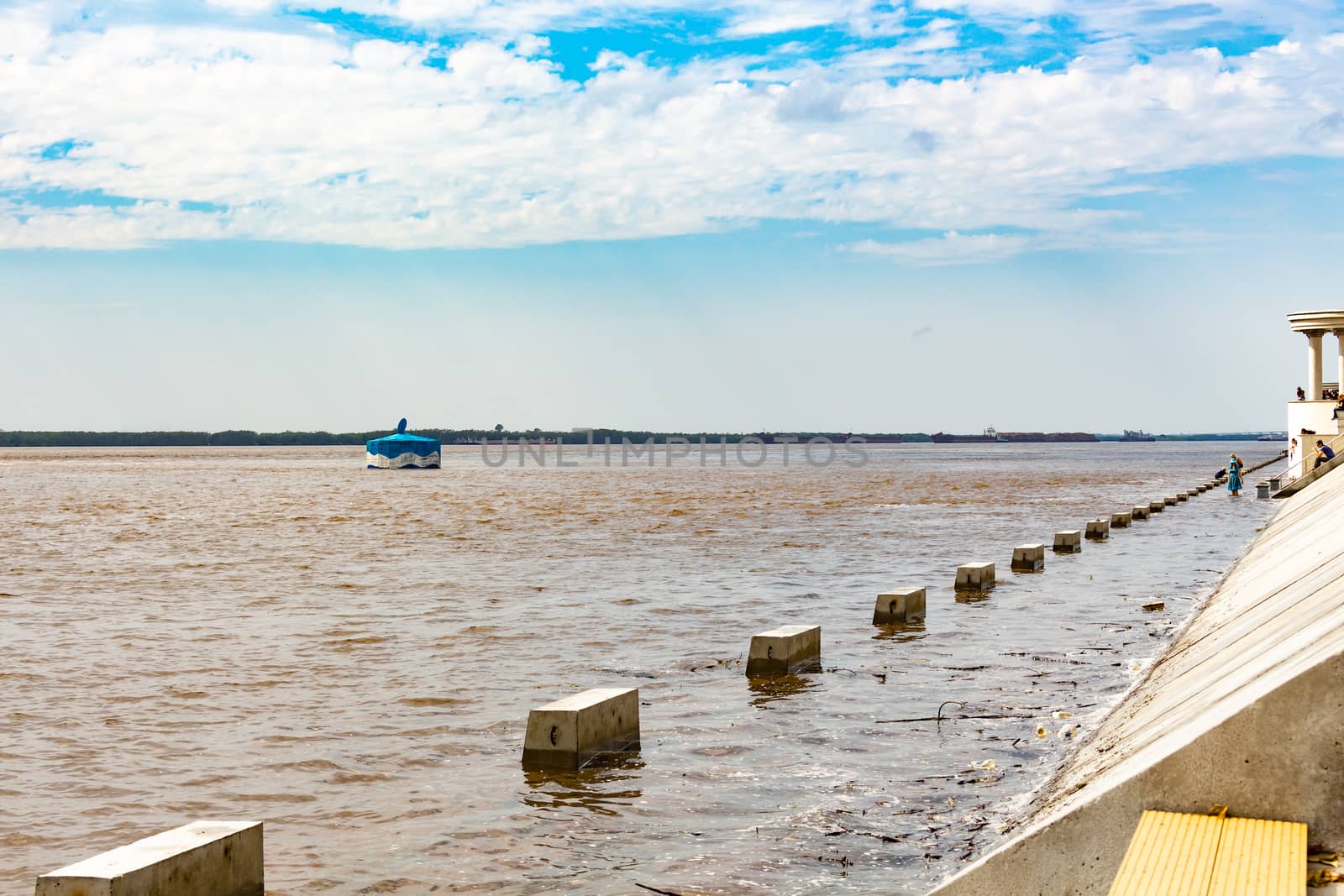 The level of the Amur river near Khabarovsk rose to 5 meters. Flooded the lower tier of the promenade.