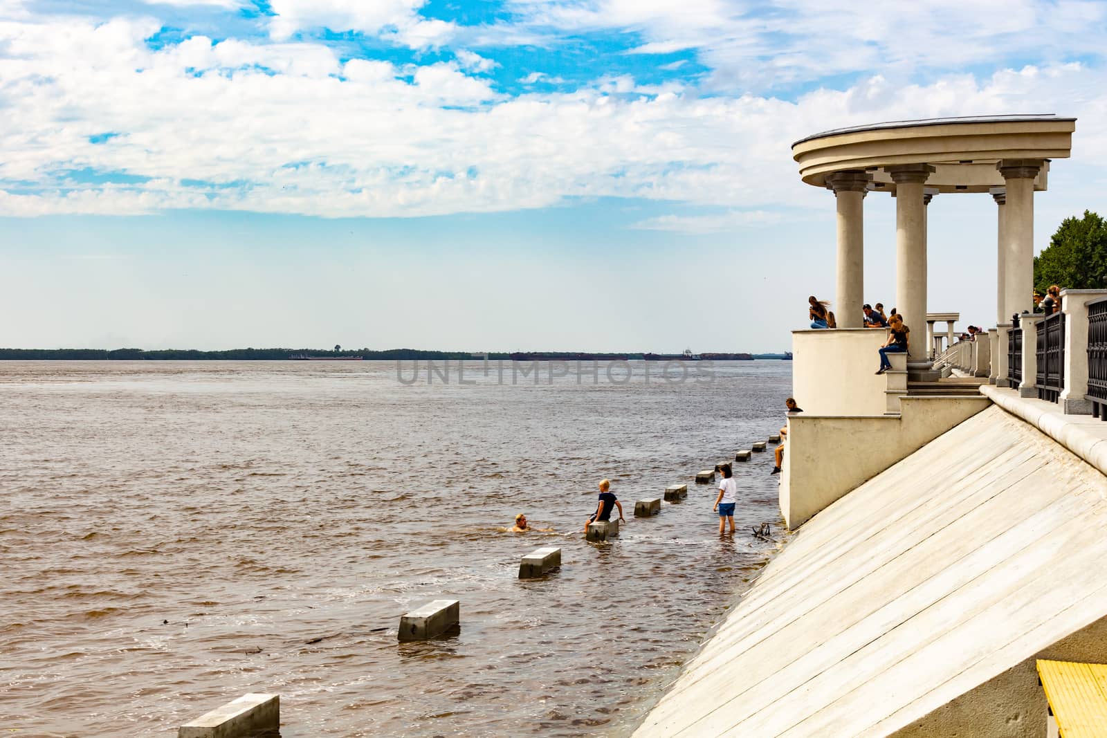 The level of the Amur river near Khabarovsk rose to 5 meters. Flooded the lower tier of the promenade.