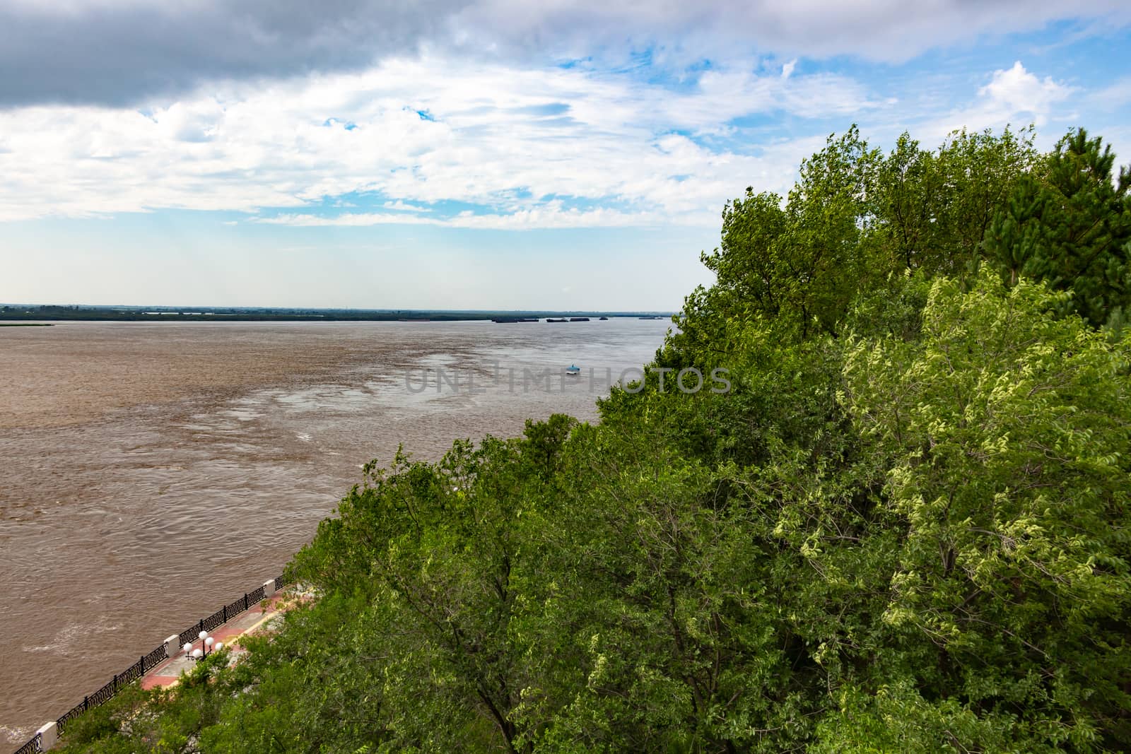 The level of the Amur river near Khabarovsk rose to 5 meters. Flooded the lower tier of the promenade.