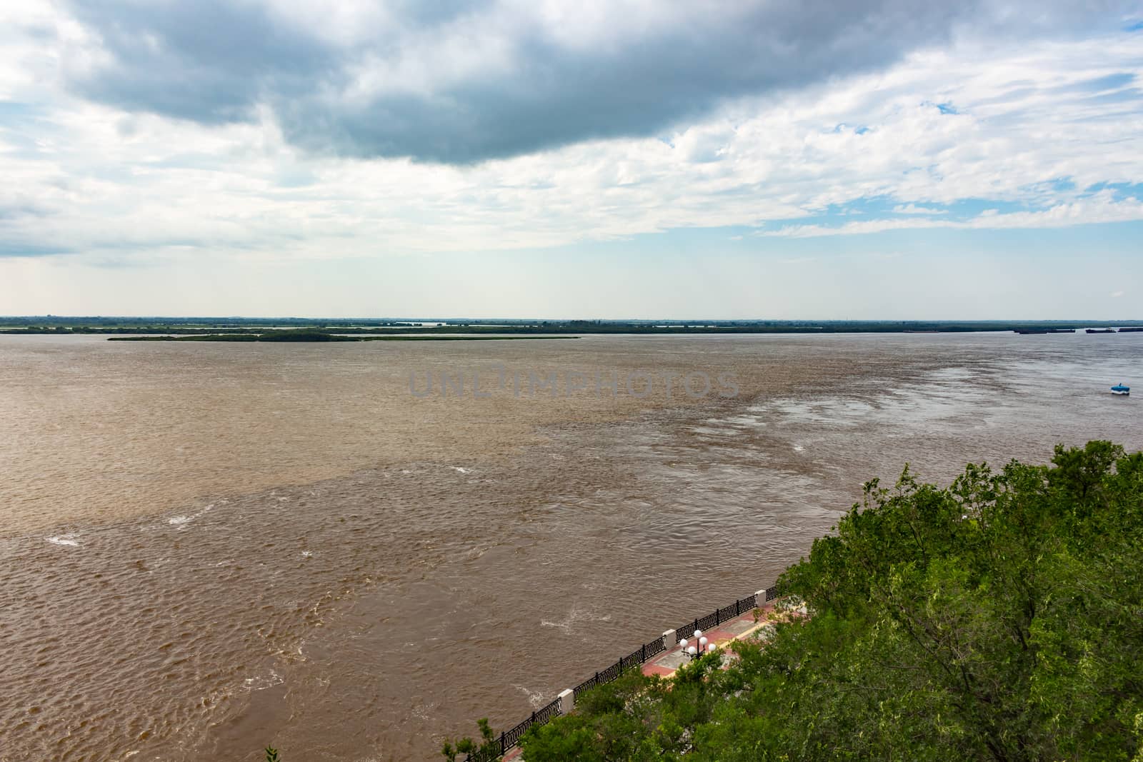 The level of the Amur river near Khabarovsk rose to 5 meters. Flooded the lower tier of the promenade.