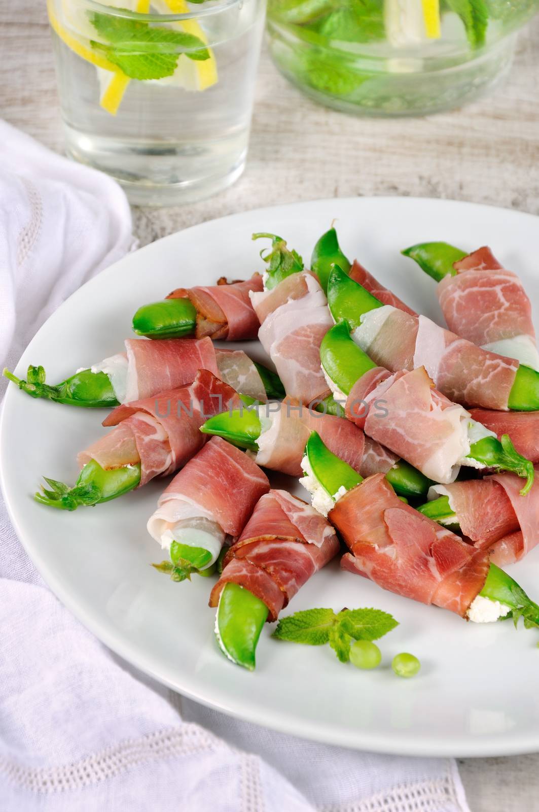 Stuffed pea pods with ricotta and Parma ham. Excellent option with low fat content. This is a wonderful, festive recipe for snacks.