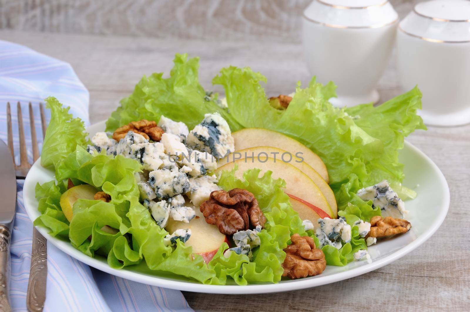 Gorgonzola salad with pear by Apolonia