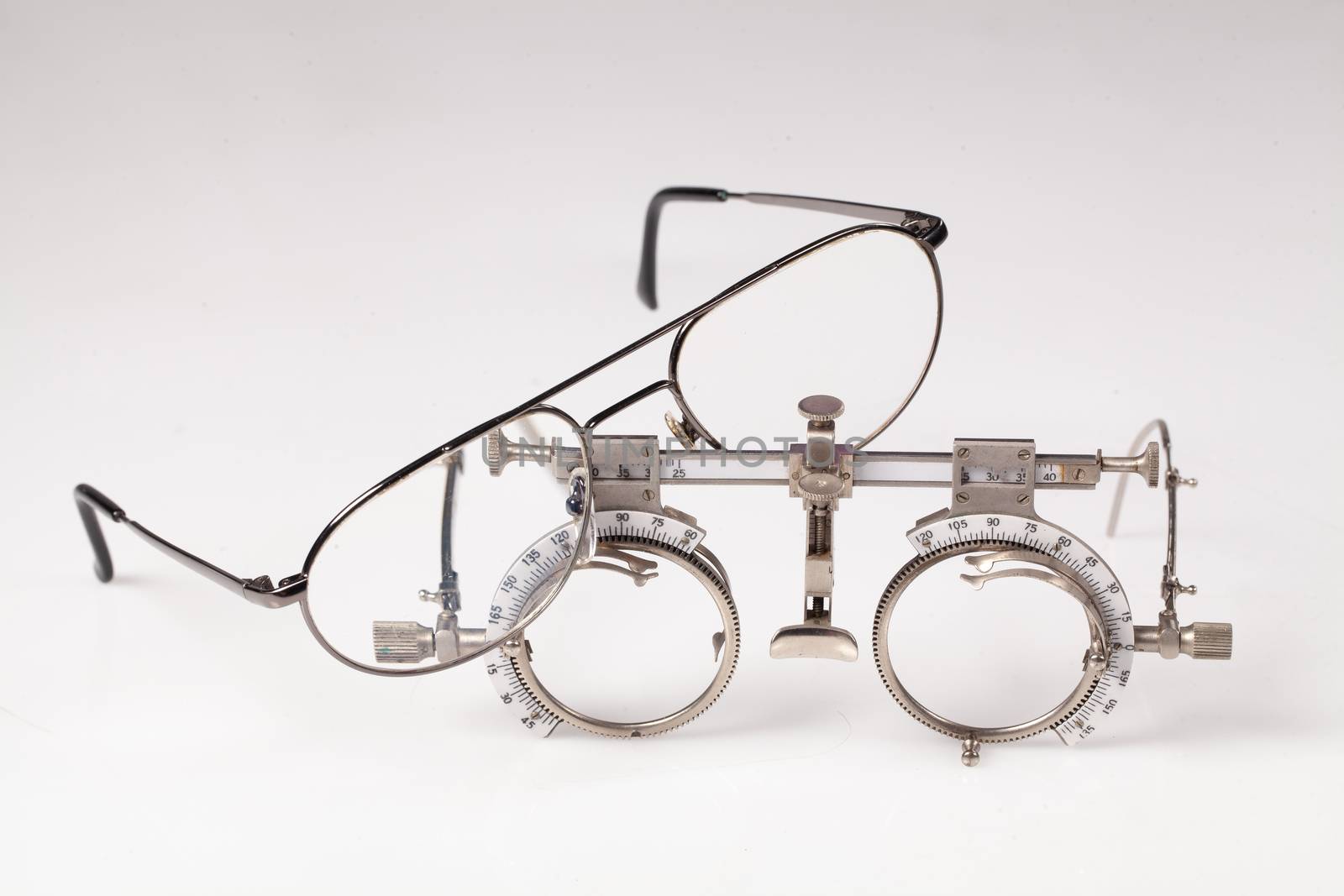 Optometric Device To Match Lenses by Fotoskat